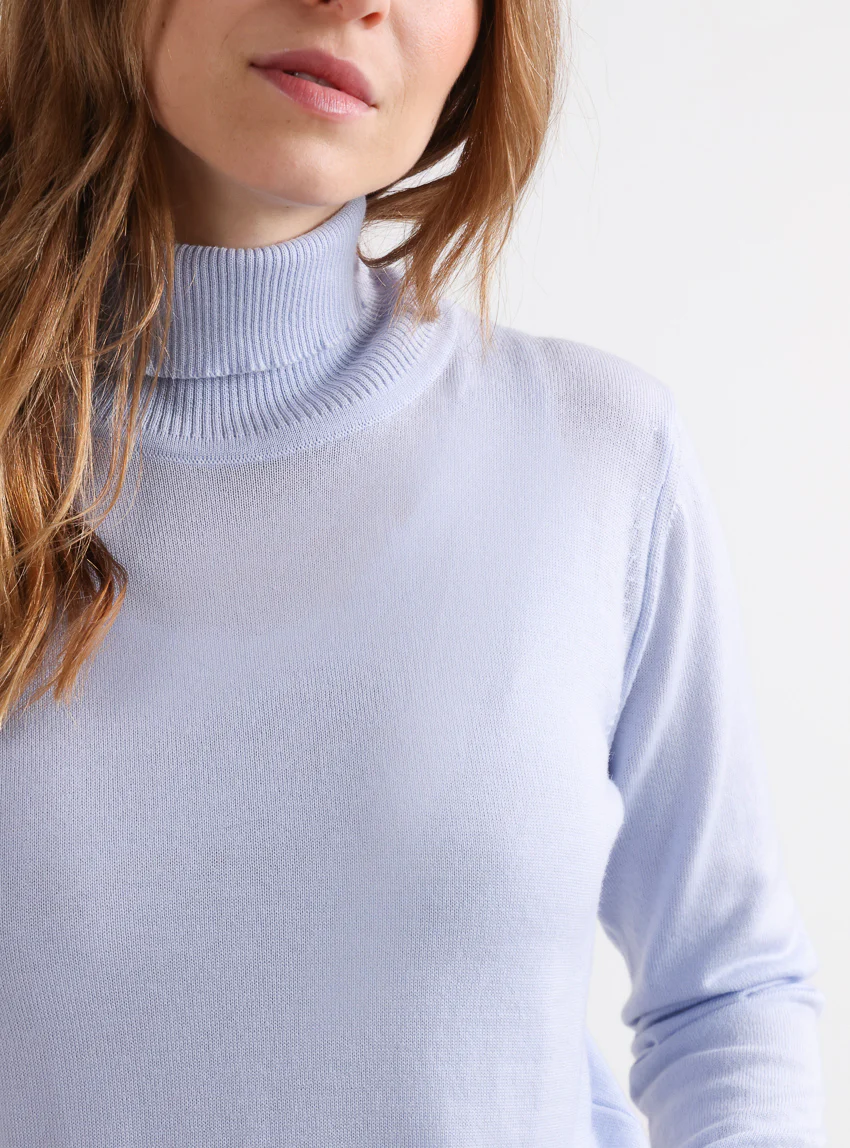 Pull femme col roulé en laine mérinos bleu ciel léger