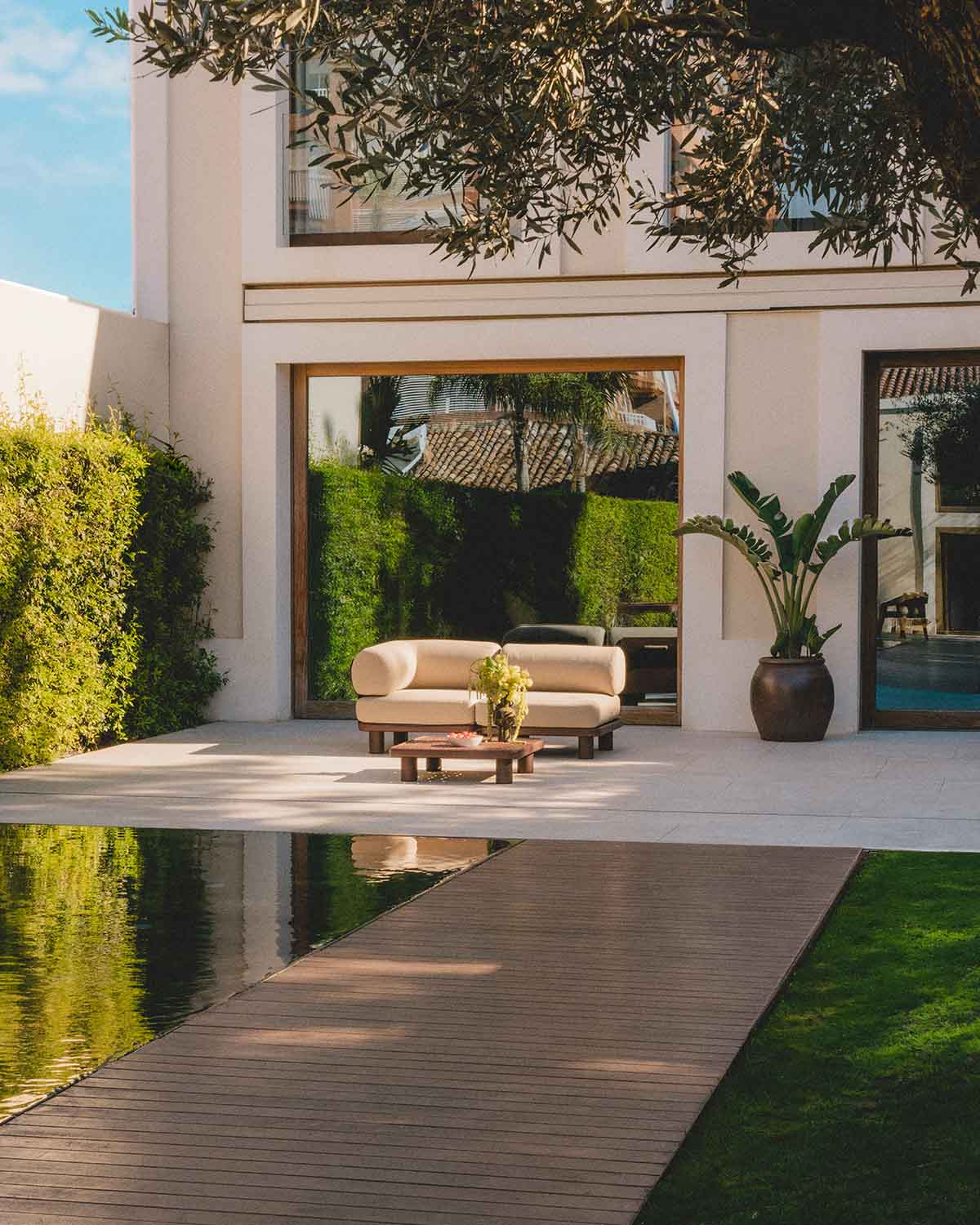 Lantana - Conjunto de Jardín con Módulo Esquinero, Módulo Central y Mesa de Centro de Aluminio y Tela Lantana