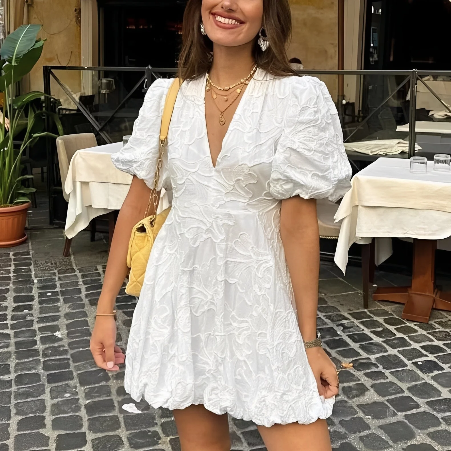 Claudia - Mini Robe Brodée Élégante
