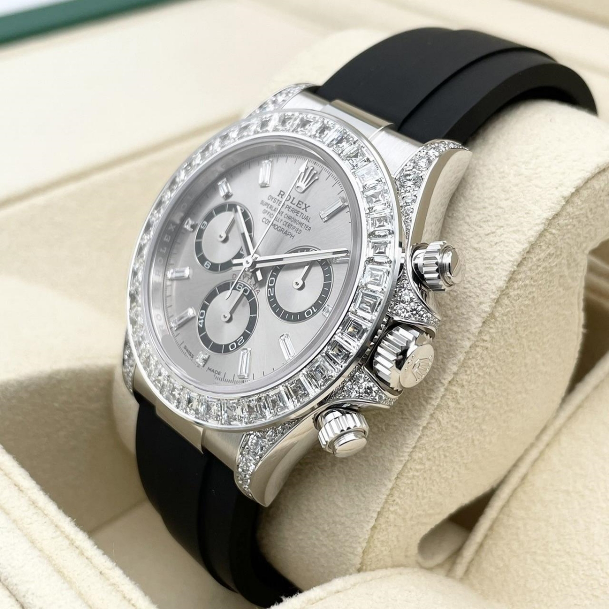 [Super Clone]Rolex Cosmograph Daytona 40mm White Gold Diamond Baguette Silver Dial Diamond Bezel Oysterflex - 126539TBR