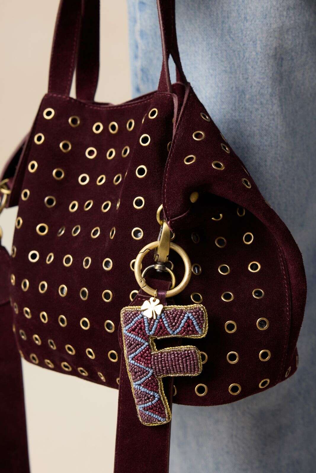 Donkerrode bag charm letter T