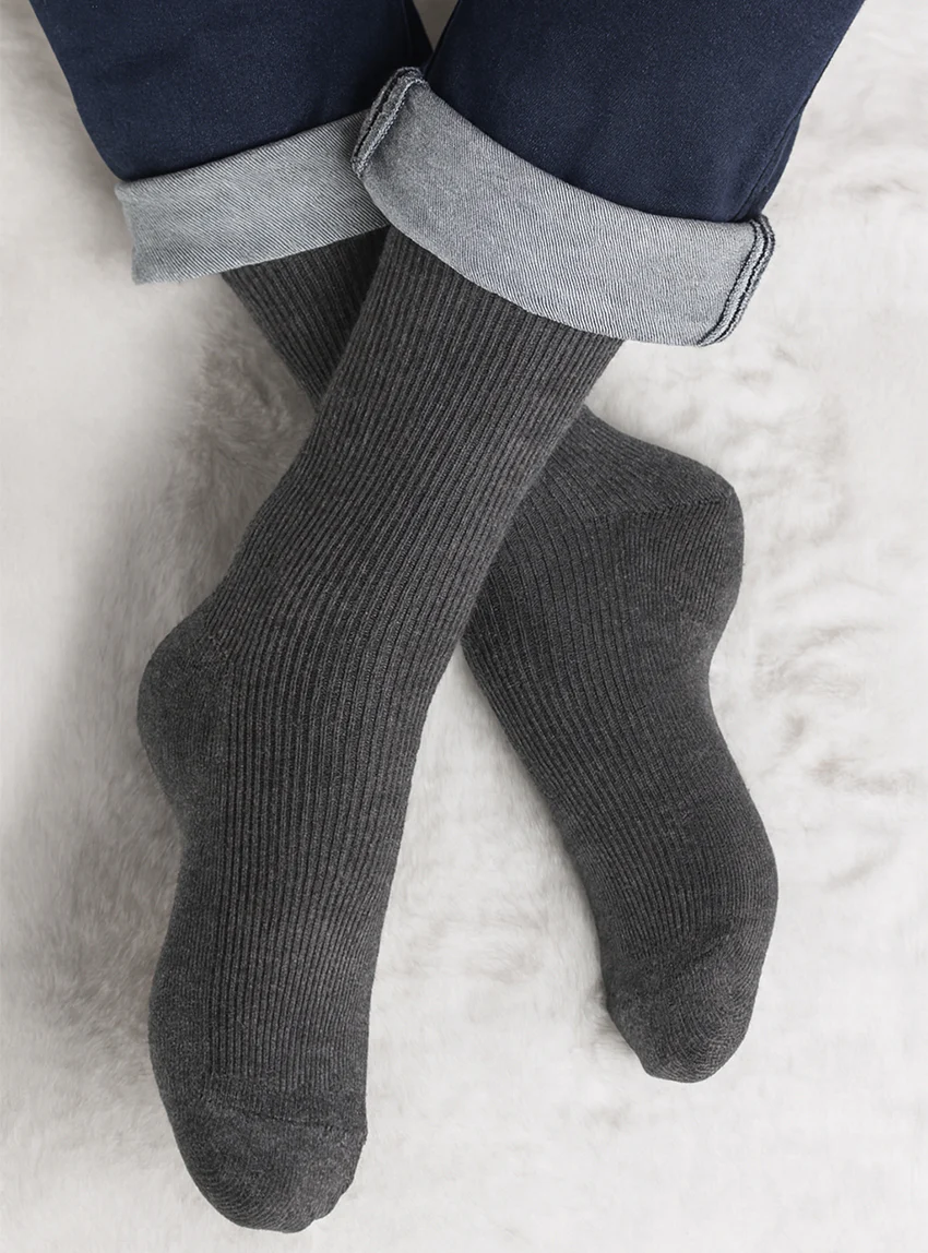 Mi-chaussettes en pure laine grises
