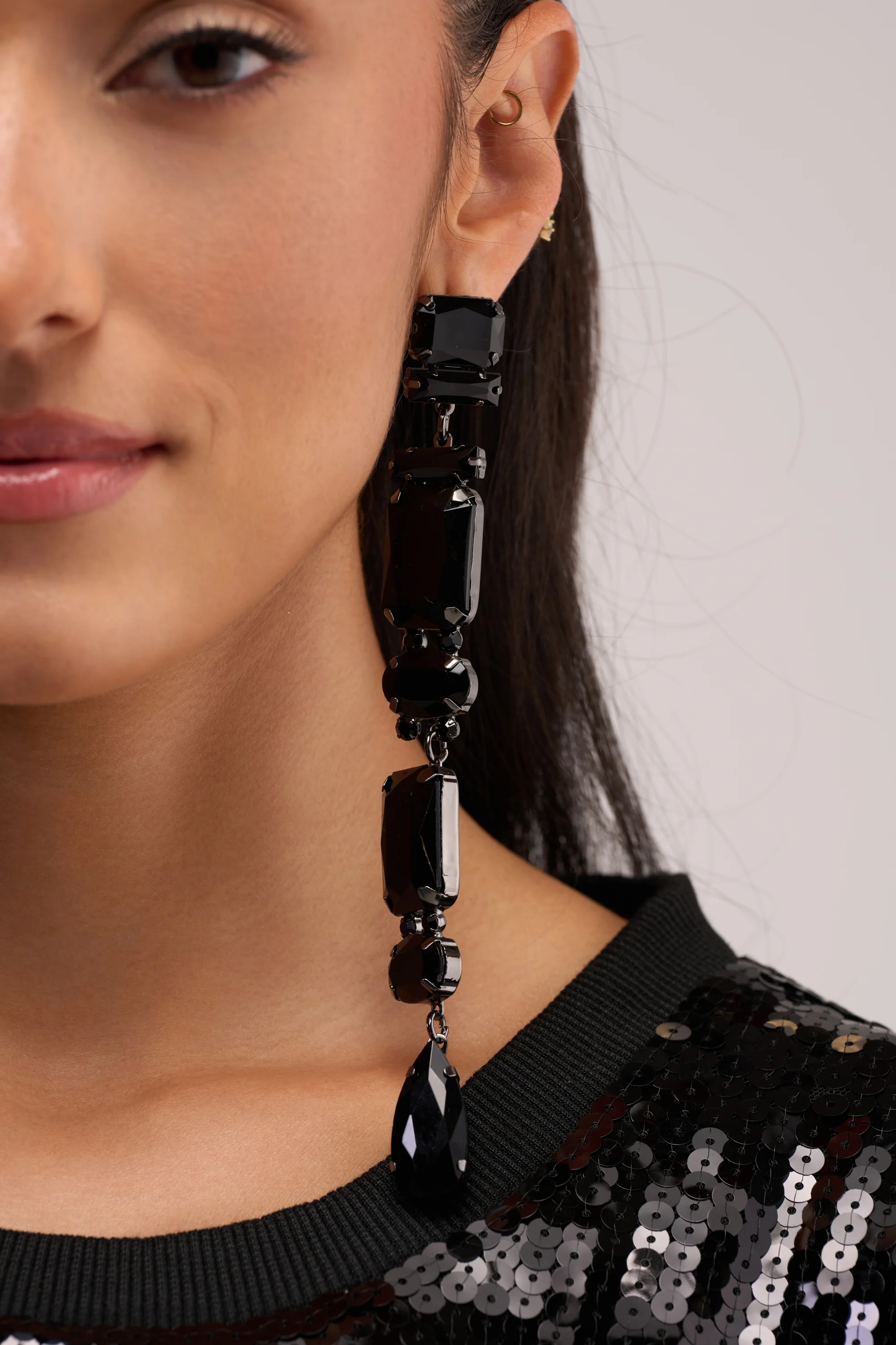 THE DRAMA BLACK STONE DANGLE EARRING - Akira Store