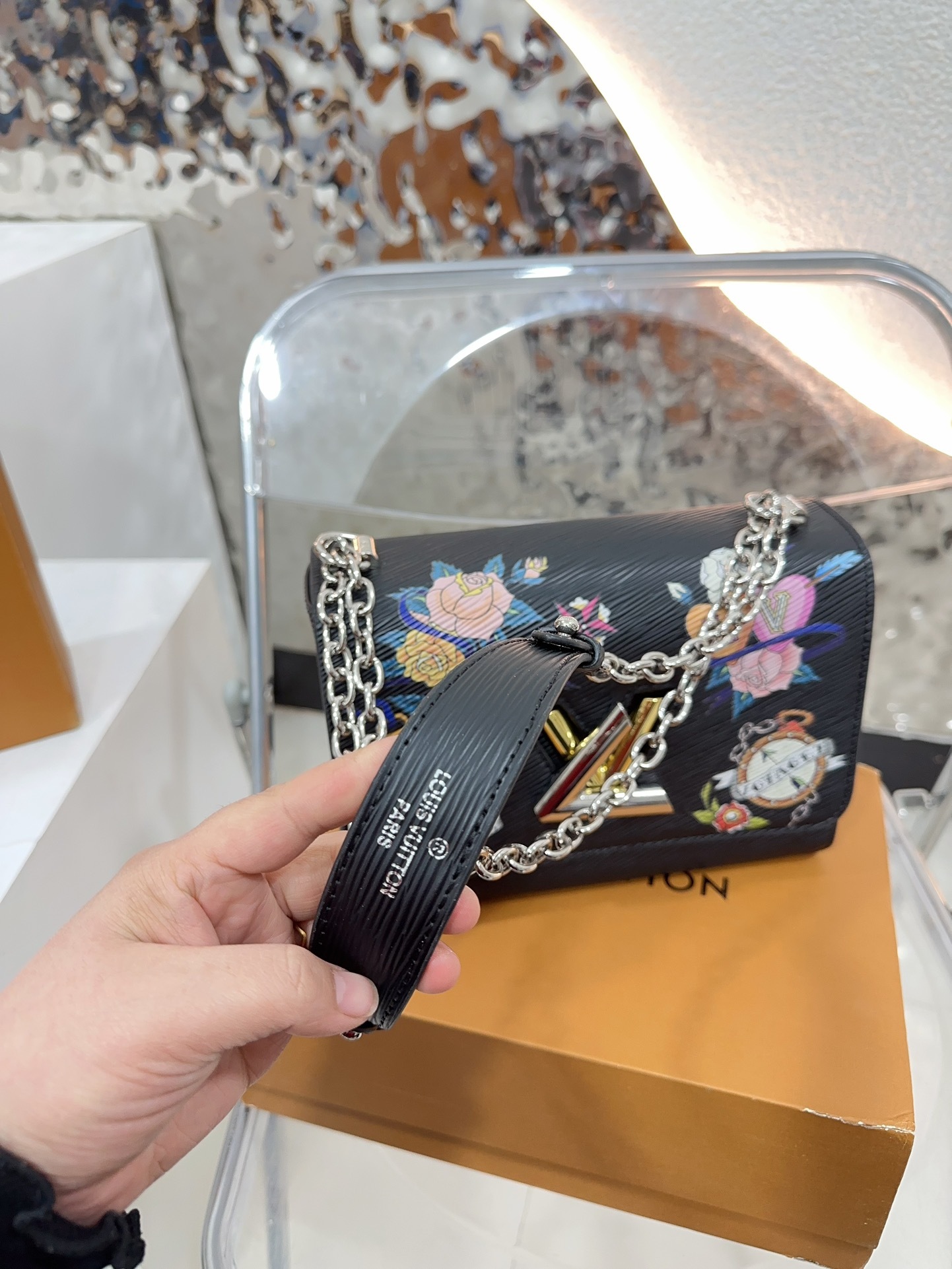 Louis new arrival TWIST bag size??23 * 16 cm