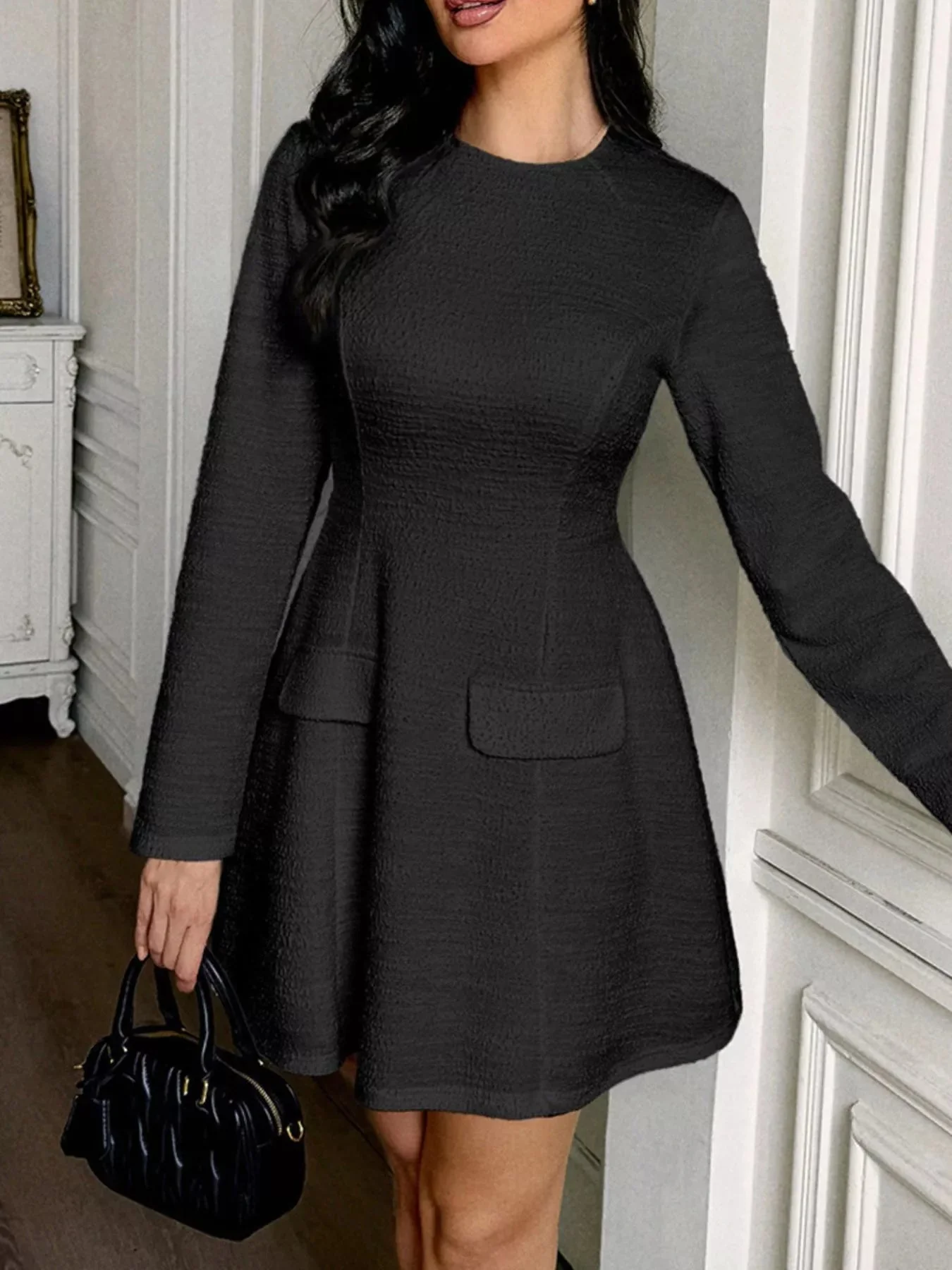 Robe courte à manches longues avec dos ajouré