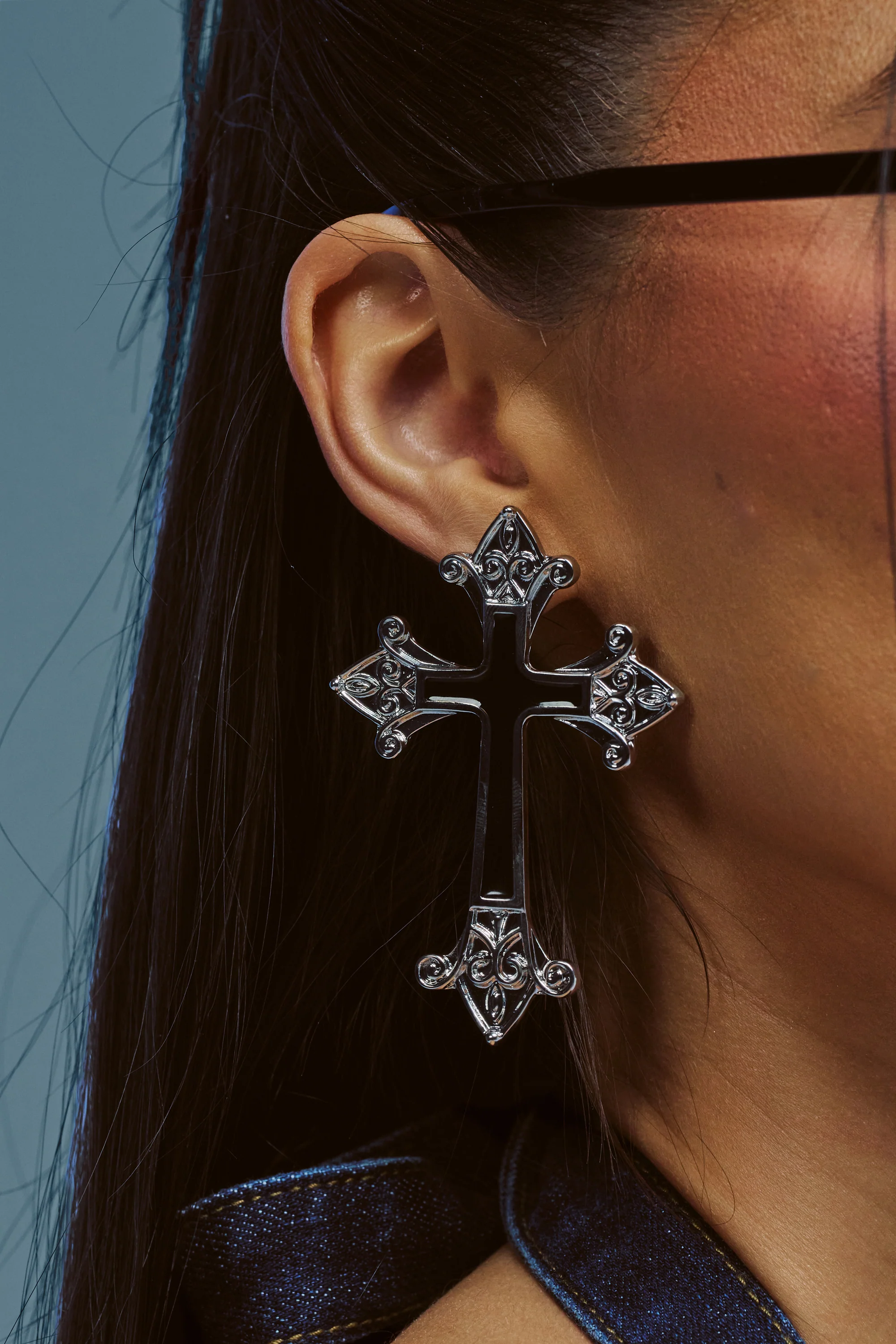 ELITE ENERGY CROSS EARRINGS - Akira Store