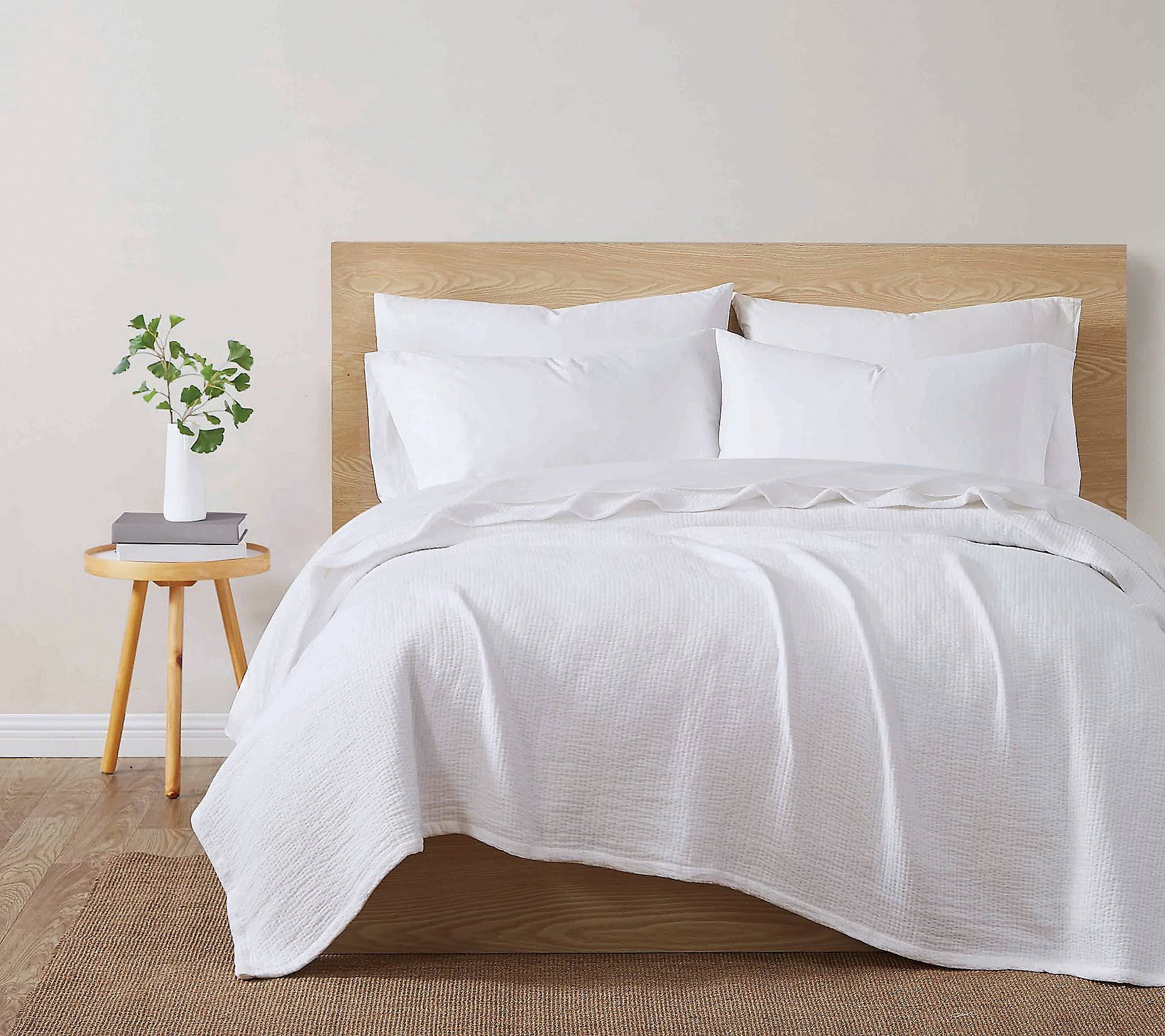 Matelasse Organic Cotton Twin XL Blanket in White