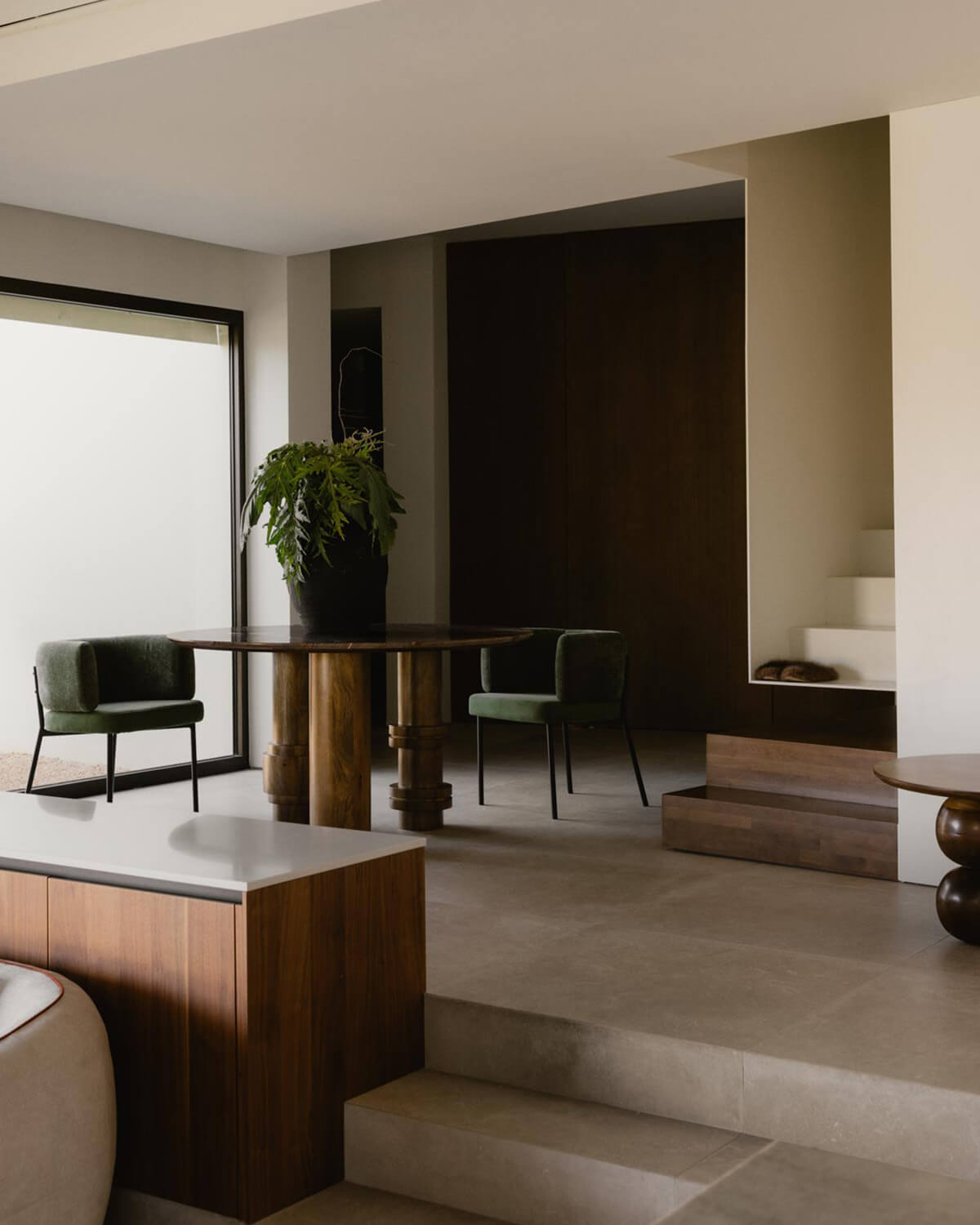 Atenas - Mesa de Comedor Redonda de Mármol Bidasar y Madera de Mango (Ø140 cm) Atenas