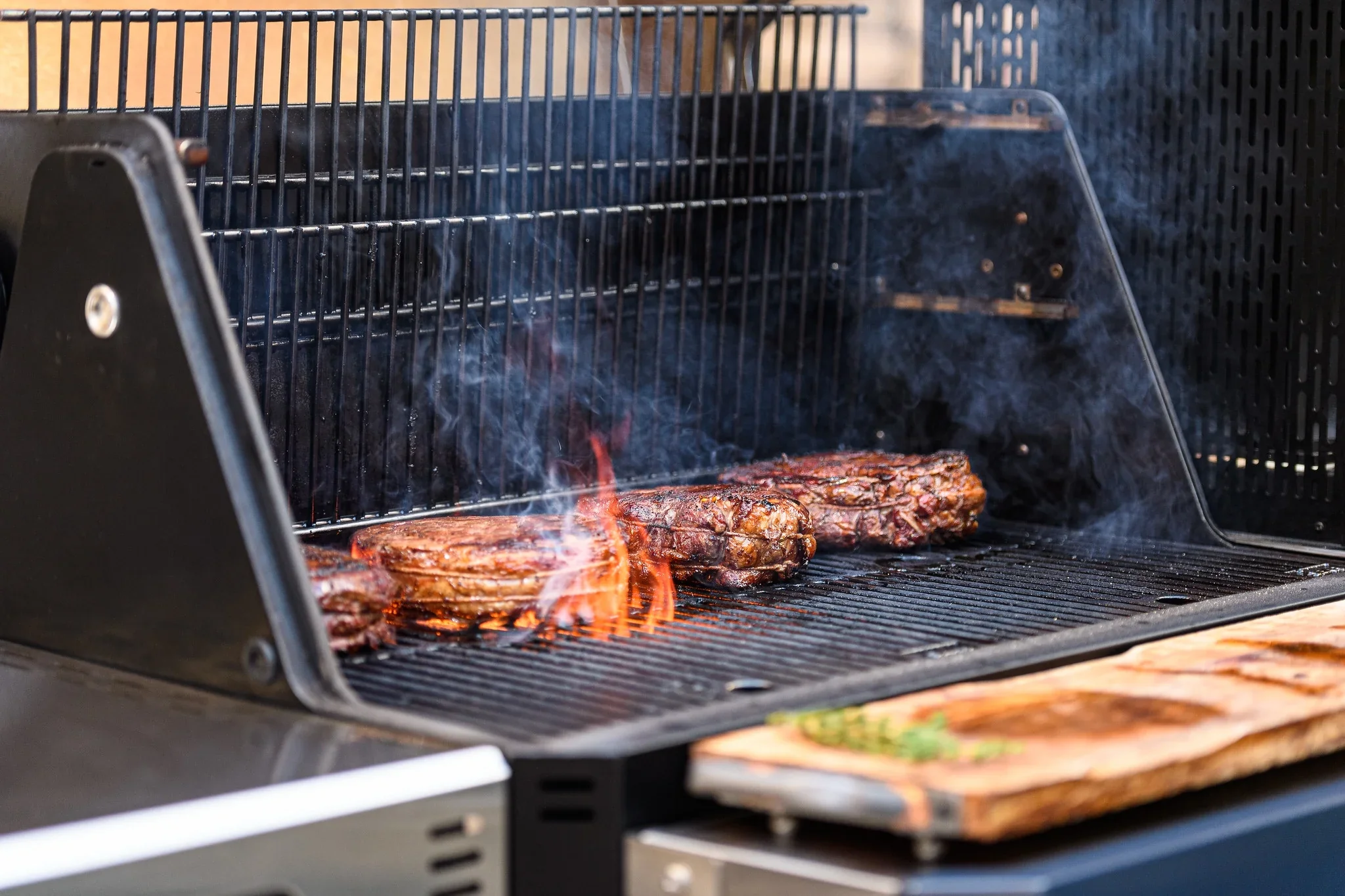Series 1050 Digital Charcoal Grill + Smoker