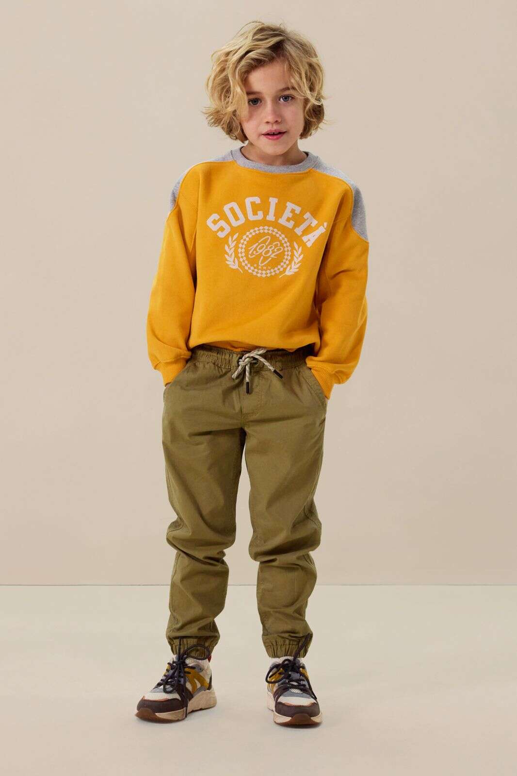 Gele colourblock sweater met artwork