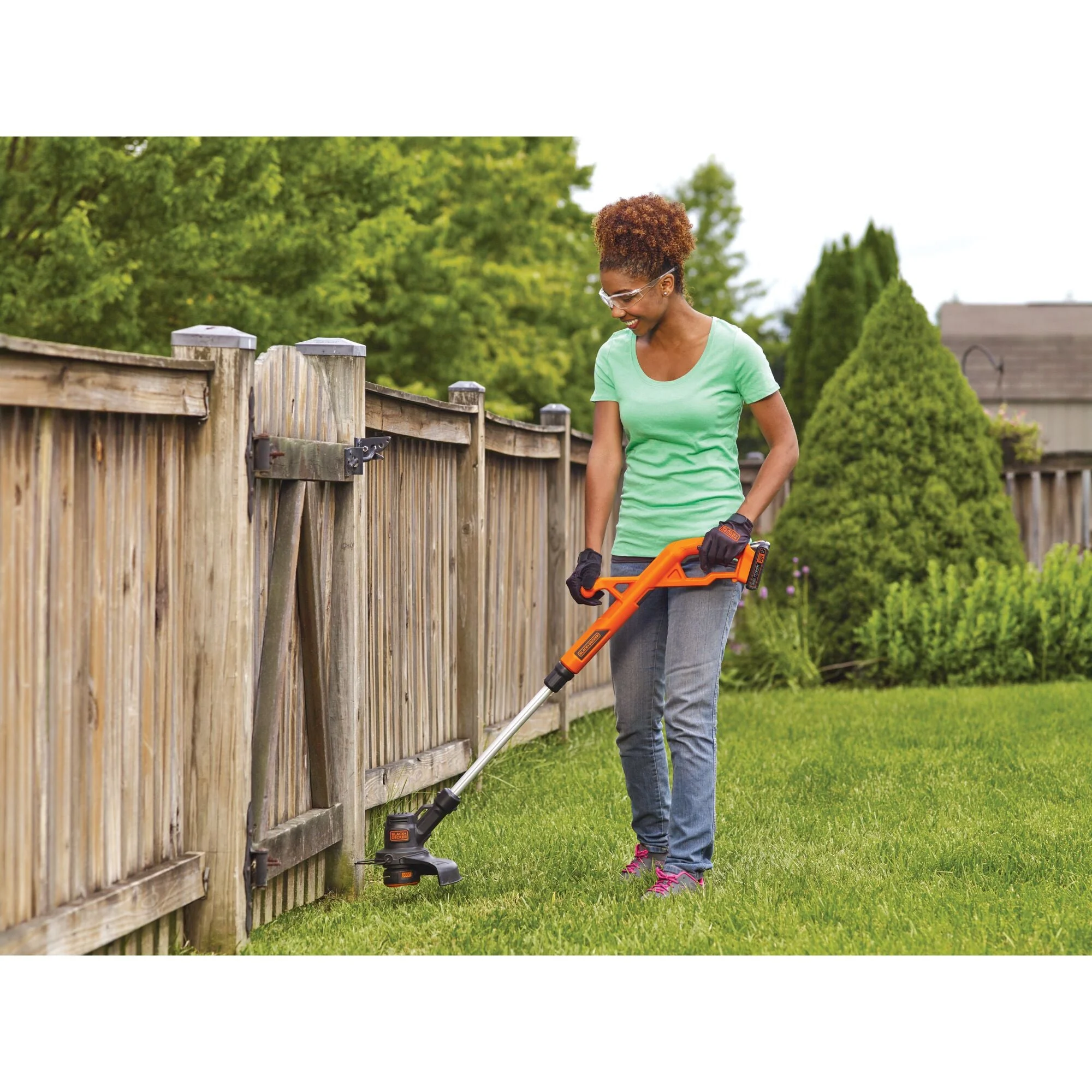 BLACK+DECKER 20V Max* Lithium 10 In. String Trimmer / Edger, LST201