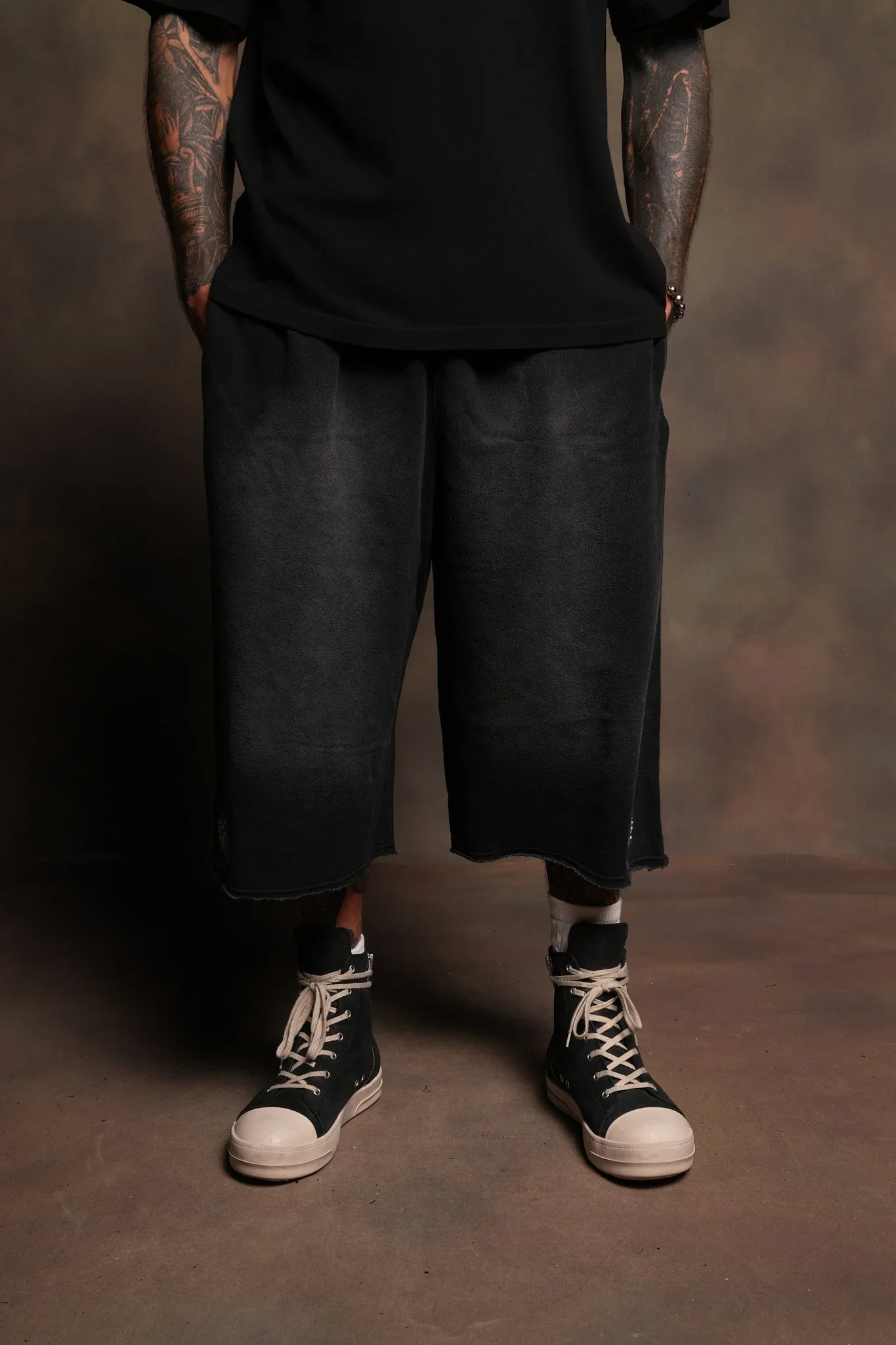 Dual Wolf Capri Sweat Pants In Black Super Sun Fade