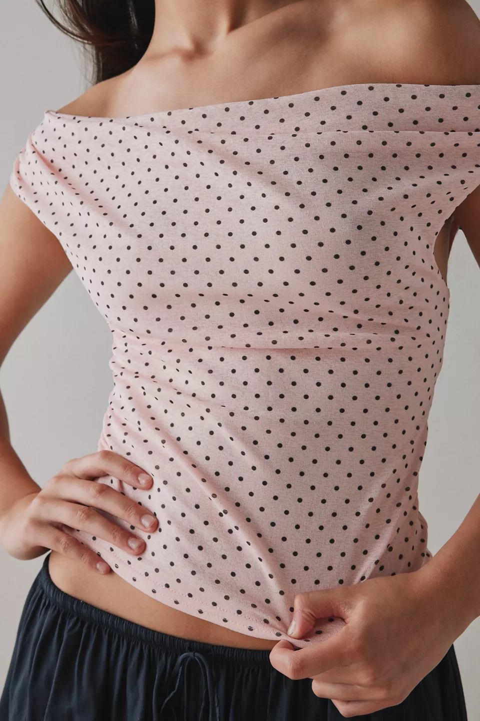 UO Fia Off-The-Shoulder Crop Top-Pink
