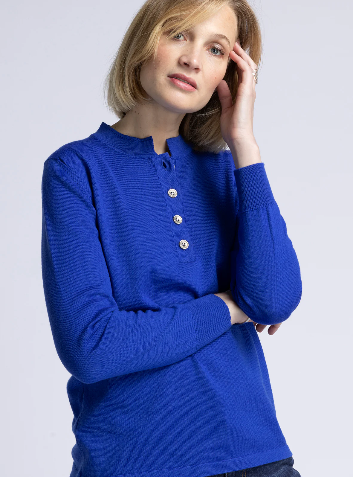 Pull femme col montant en laine merinos bleu dur