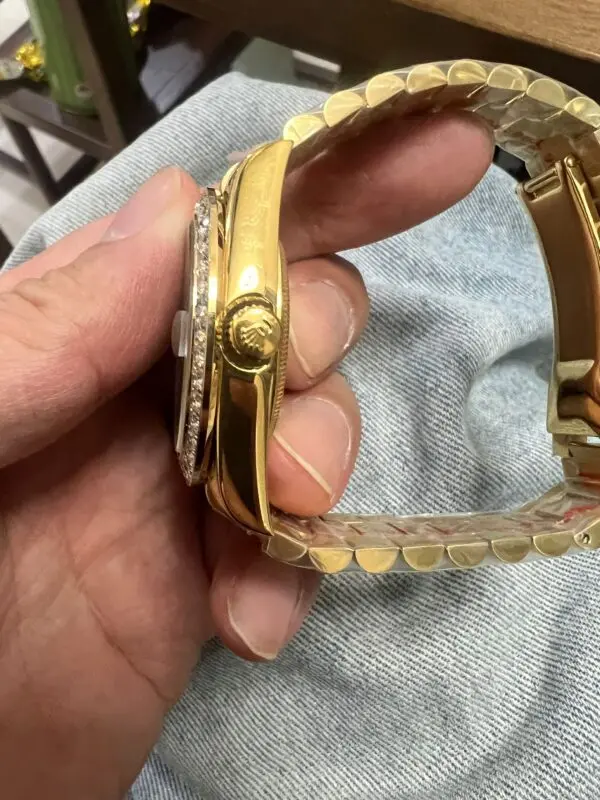 Replica Rolex Day Date Diamond Bezel Yellow Gold 40MM Watch N2025442