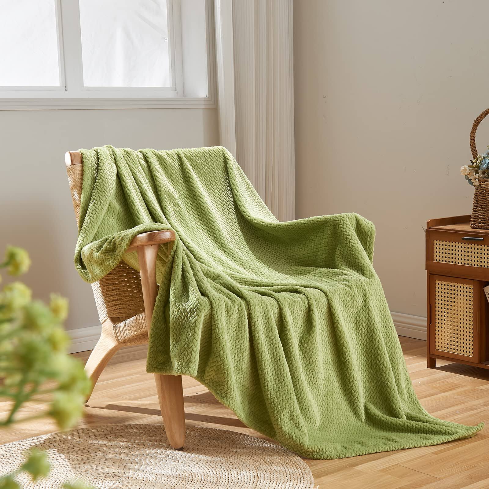 NEWCOSPLAY Super Soft Throw Blanket Green Premium Silky Flannel Fleece Leaves Pattern Lightweight Bed Blanket All Season Use (Gr
