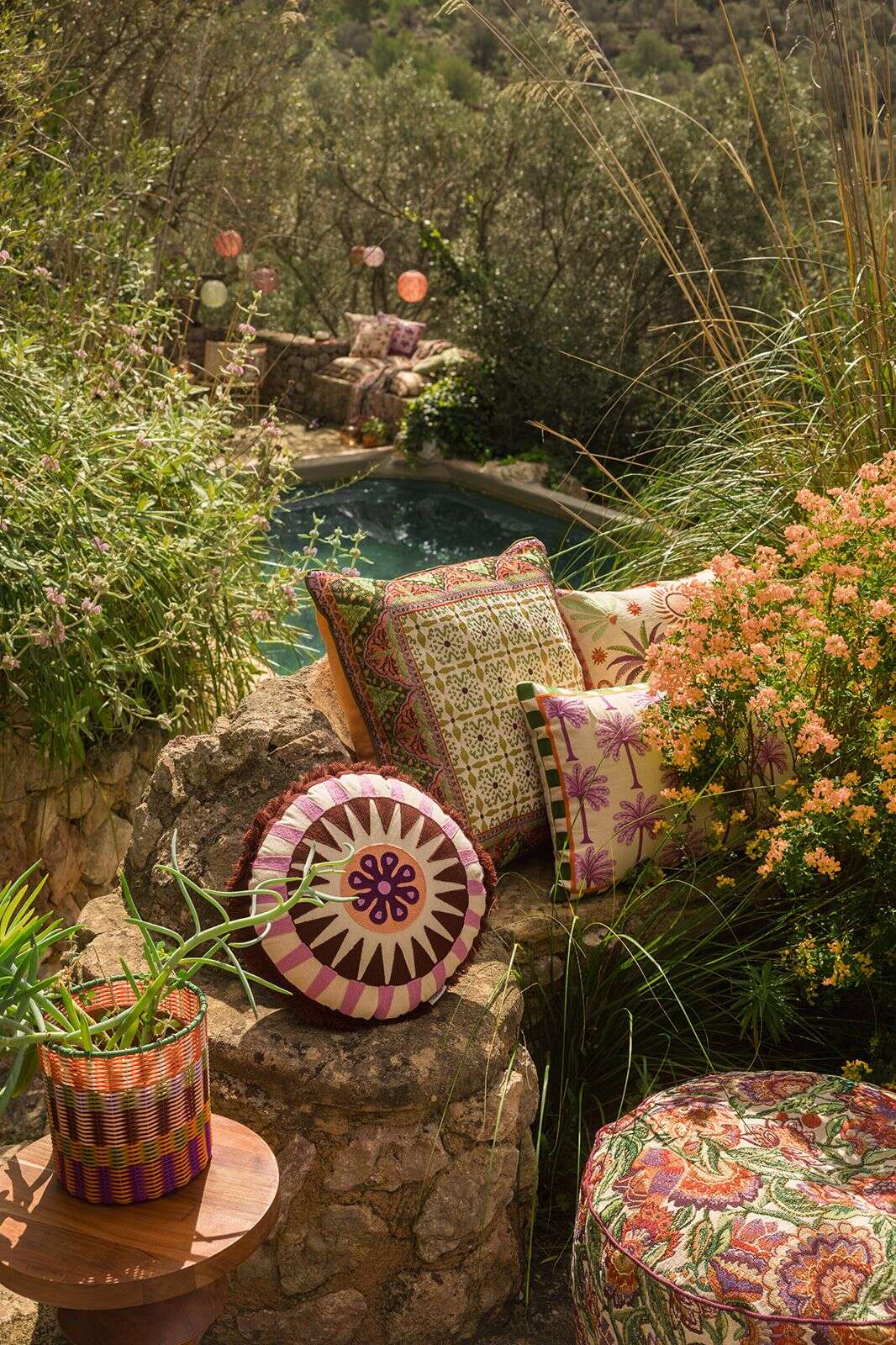 Donkerpaars rond kussen