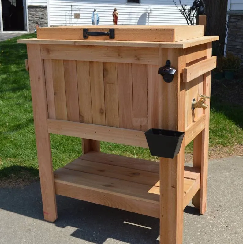 Support pour glacière en cèdre vieilli de 48 pintes (environ 45 litres) tout temps, avec drain en laiton, ouvre-bouteille et récupérateur de capsules, refroidisseur à bière.