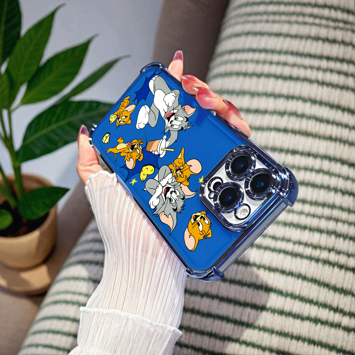 Classic Cartoon Cat & Mouse Cheese Pattern Blue Background Electroplated Bumper Phone Case |   Four-Corner Airbag Shockproof TPU Soft Cover |   Anti-Scratch Anti-Fingerprint Full Body Protective Case - wanlinfang