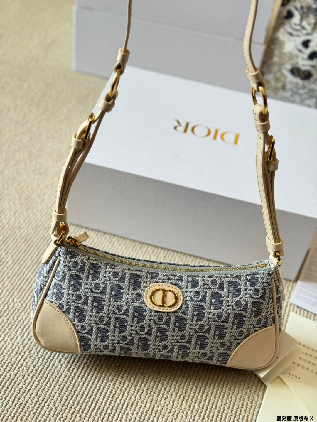 D new arrival Wanderlust hobo bag size: 26 cm