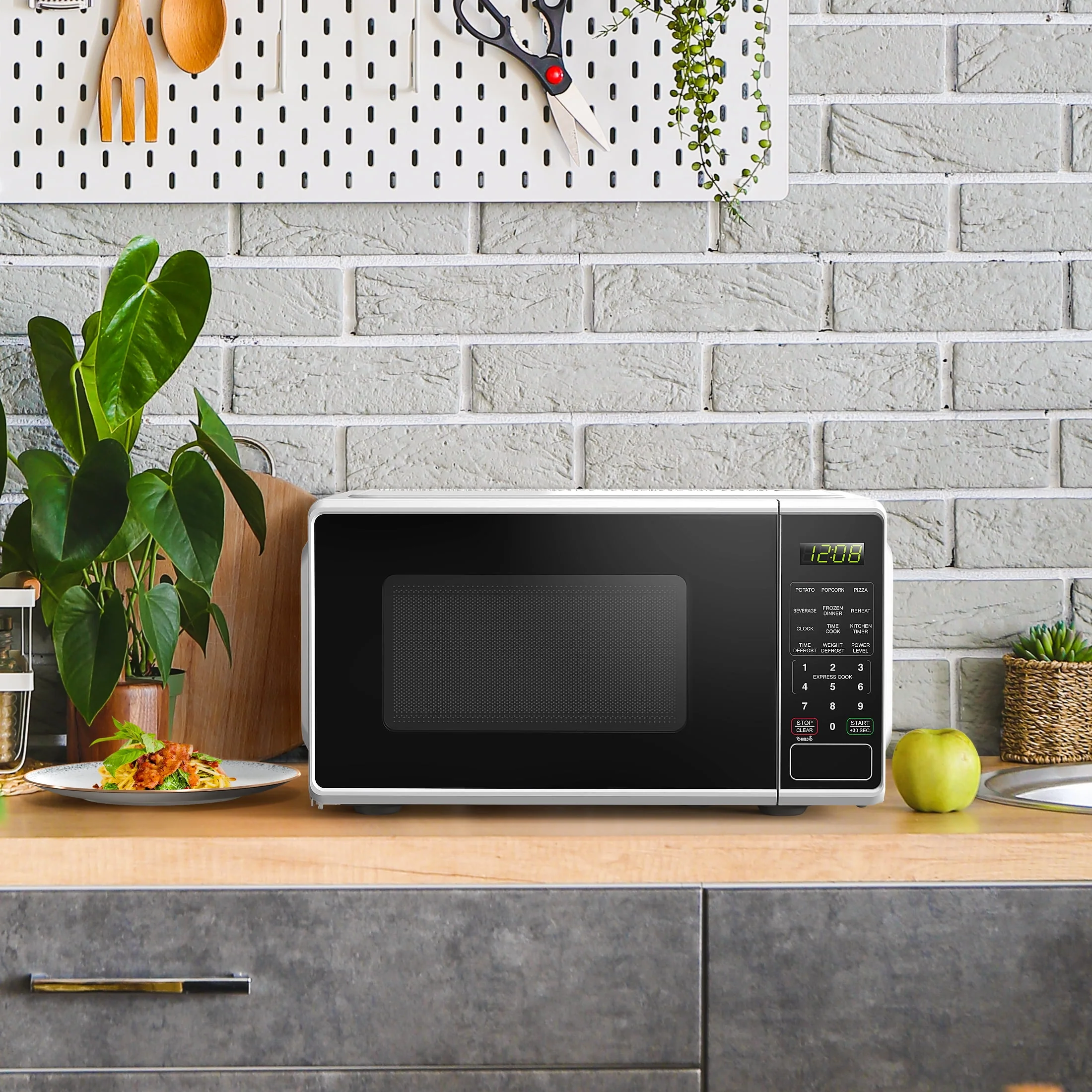 Mainstays 0.7 Cu. Ft. Countertop Microwave Oven, 700 Watts, White, New