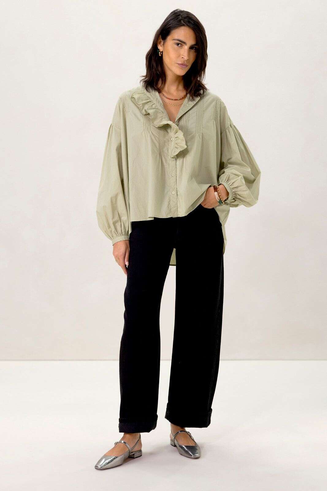 Lichtgroene blouse met borduurwerk