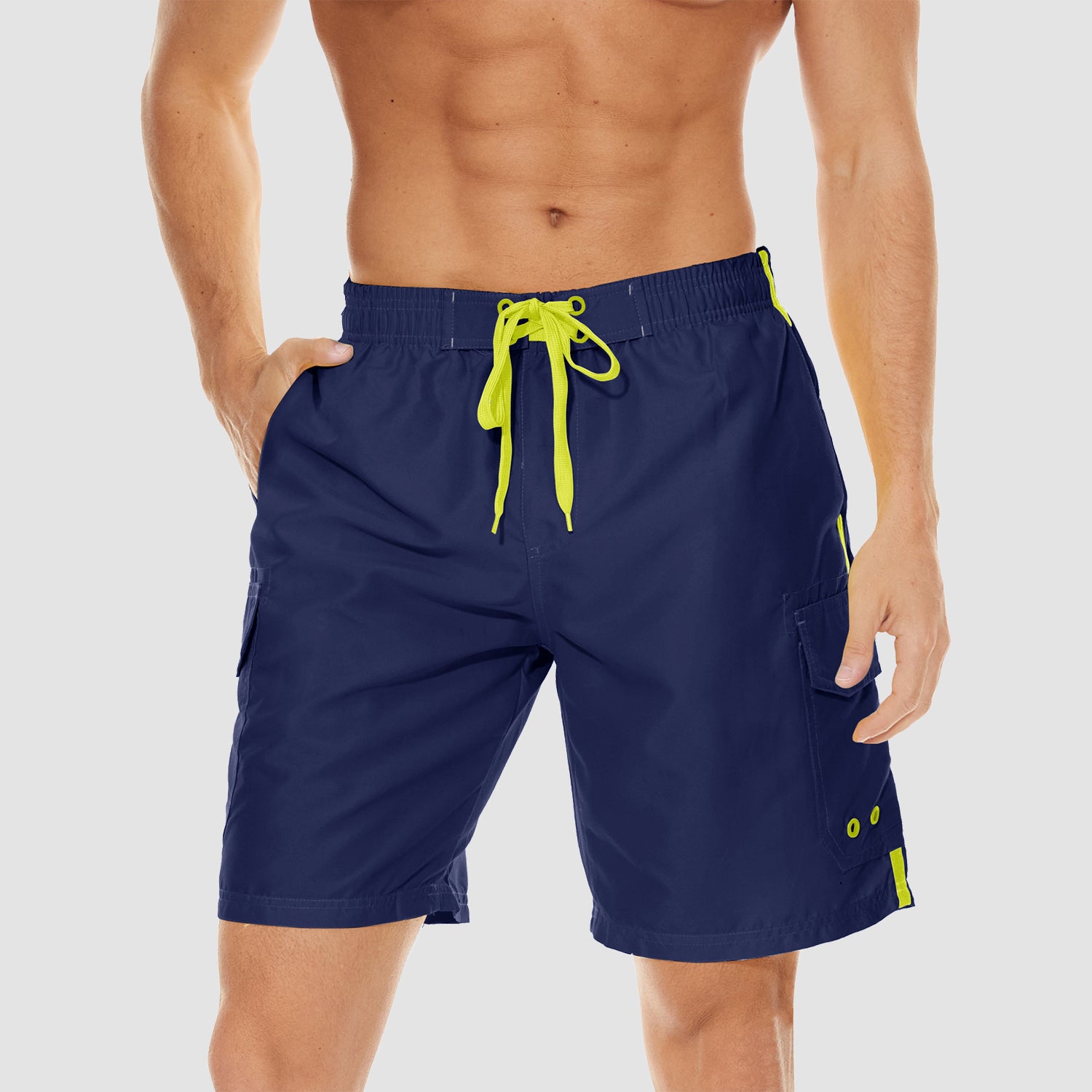 Short de bain homme avec doublure en filet, 4 poches et séchage rapide.