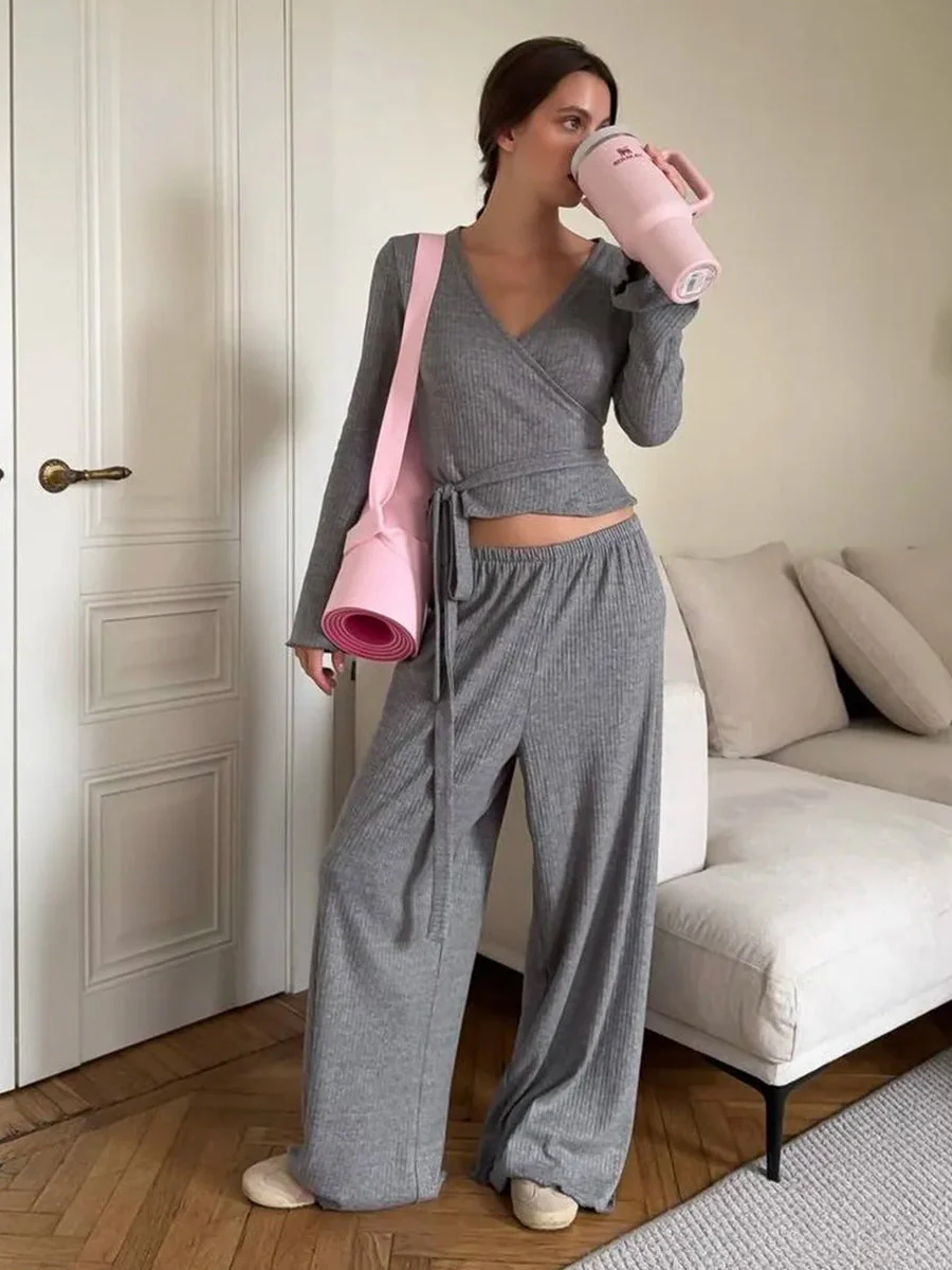 Ensemble coordonné gris en maille côtelée avec crop top et pantalon à jambes larges