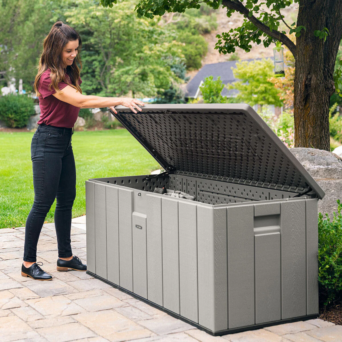 Coffre de rangement extérieur moderne Lifetime 568 litres, modèle 60384U