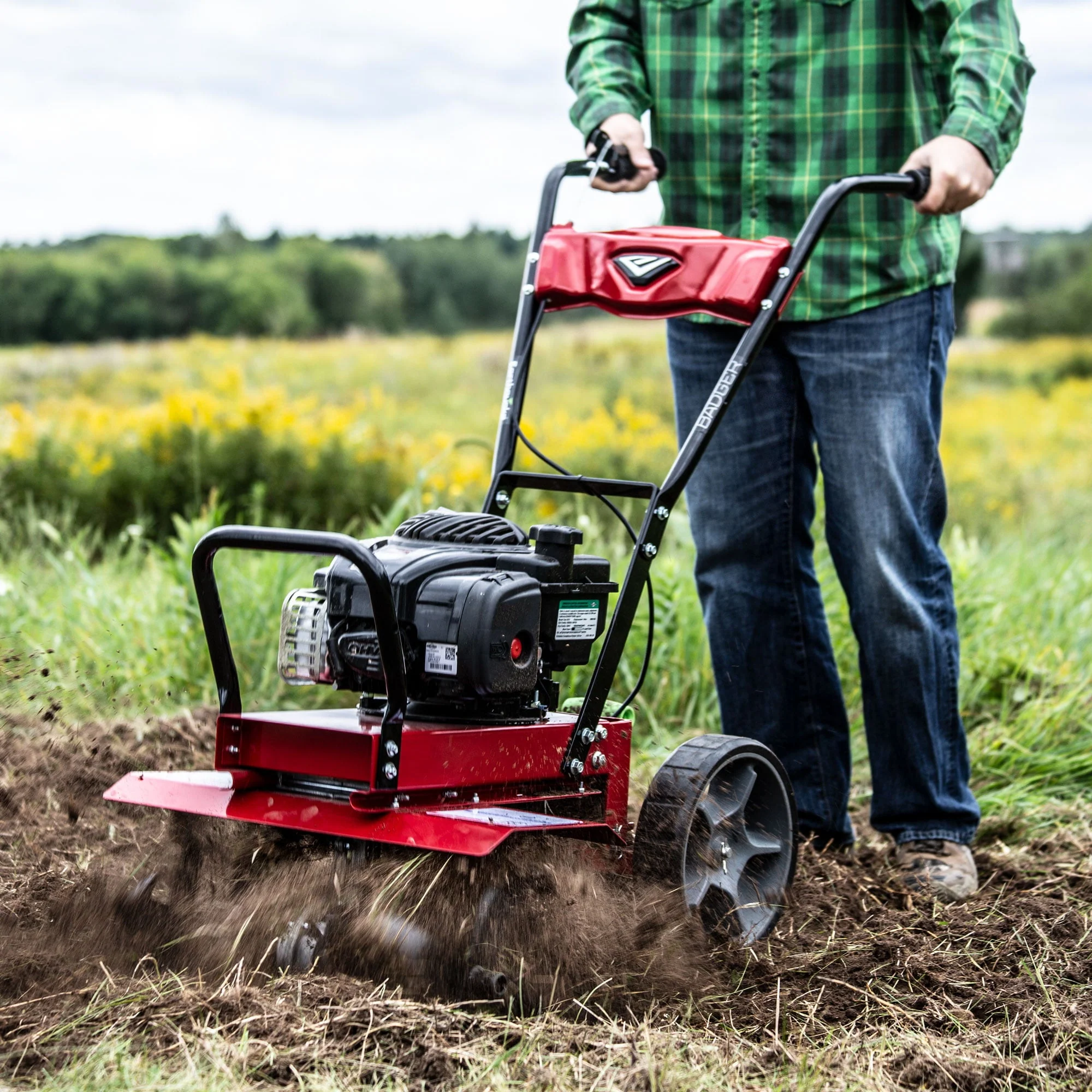 Earthquake Badger Front Tine Tiller, Powerful 140cc 4 - Cycle Briggs and Stratton Engine, Two - Position Wheel Assembly, Adjustable Tilling Width, Model: 38040