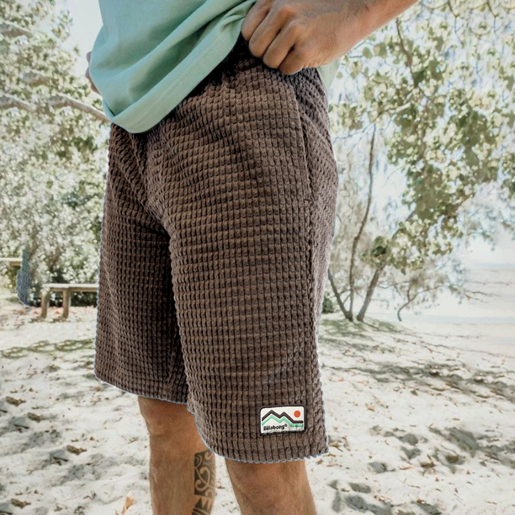 Short de surf vintage pour homme, idéal pour les vacances.