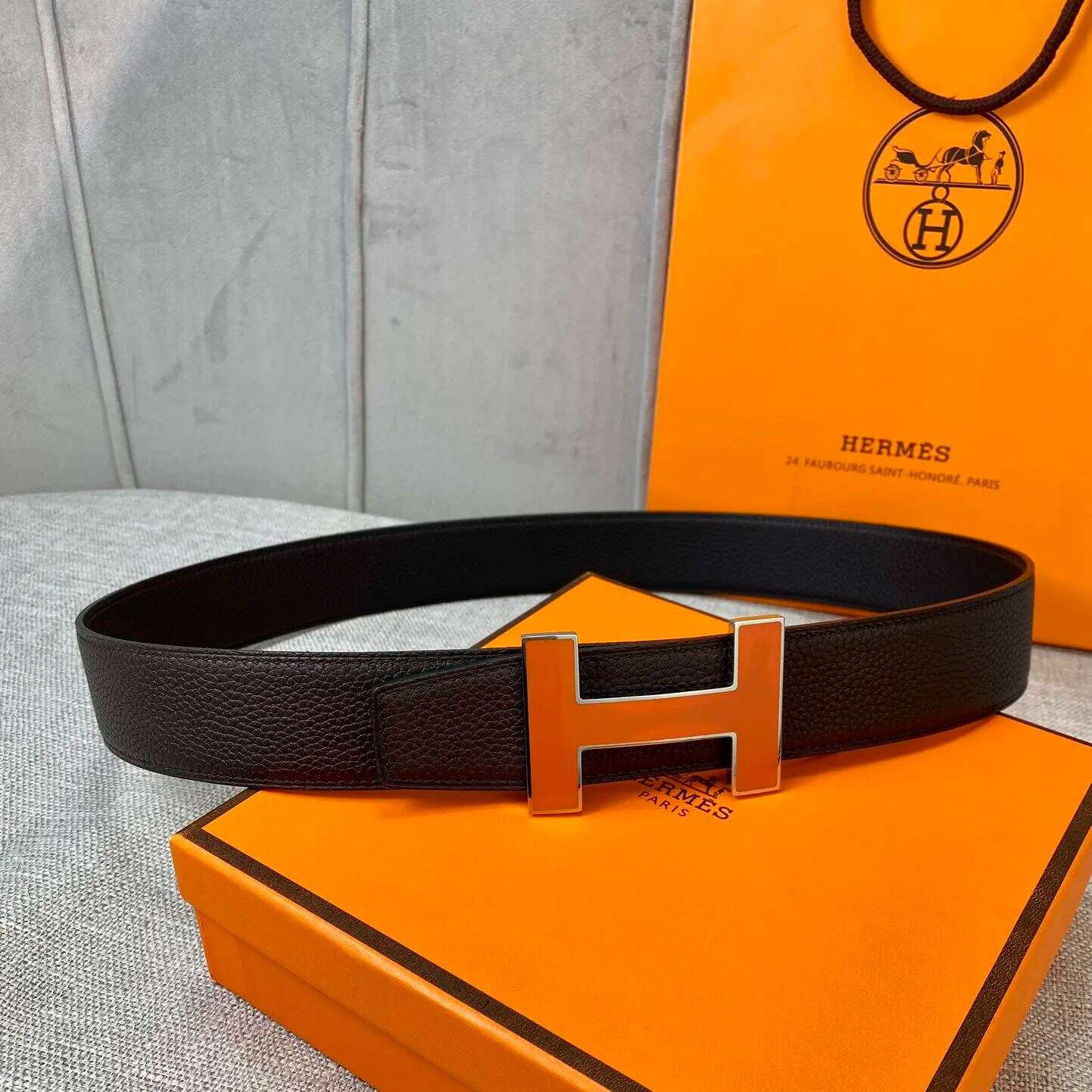 HERMES 両面カーフスキン、上質なスチール製ハードウェア、エナメルバックル、リバーシブル