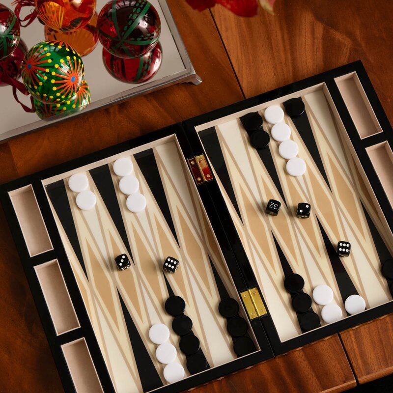 Lakkert backgammon svart