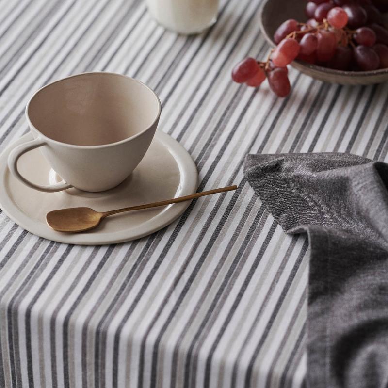 Duk 140x140 cm small stripes hvit