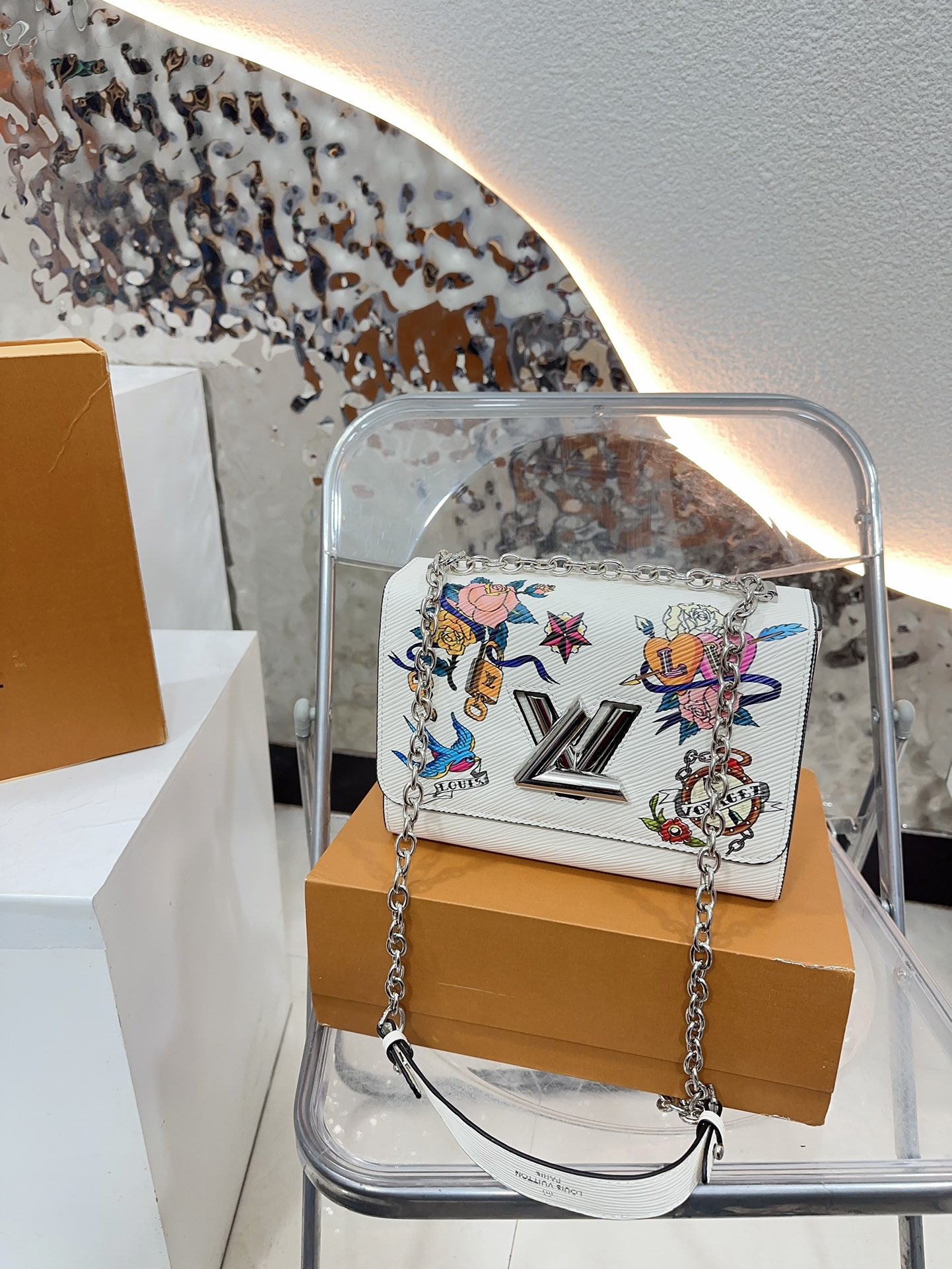 Louis new arrival TWIST bag size??23 * 16 cm