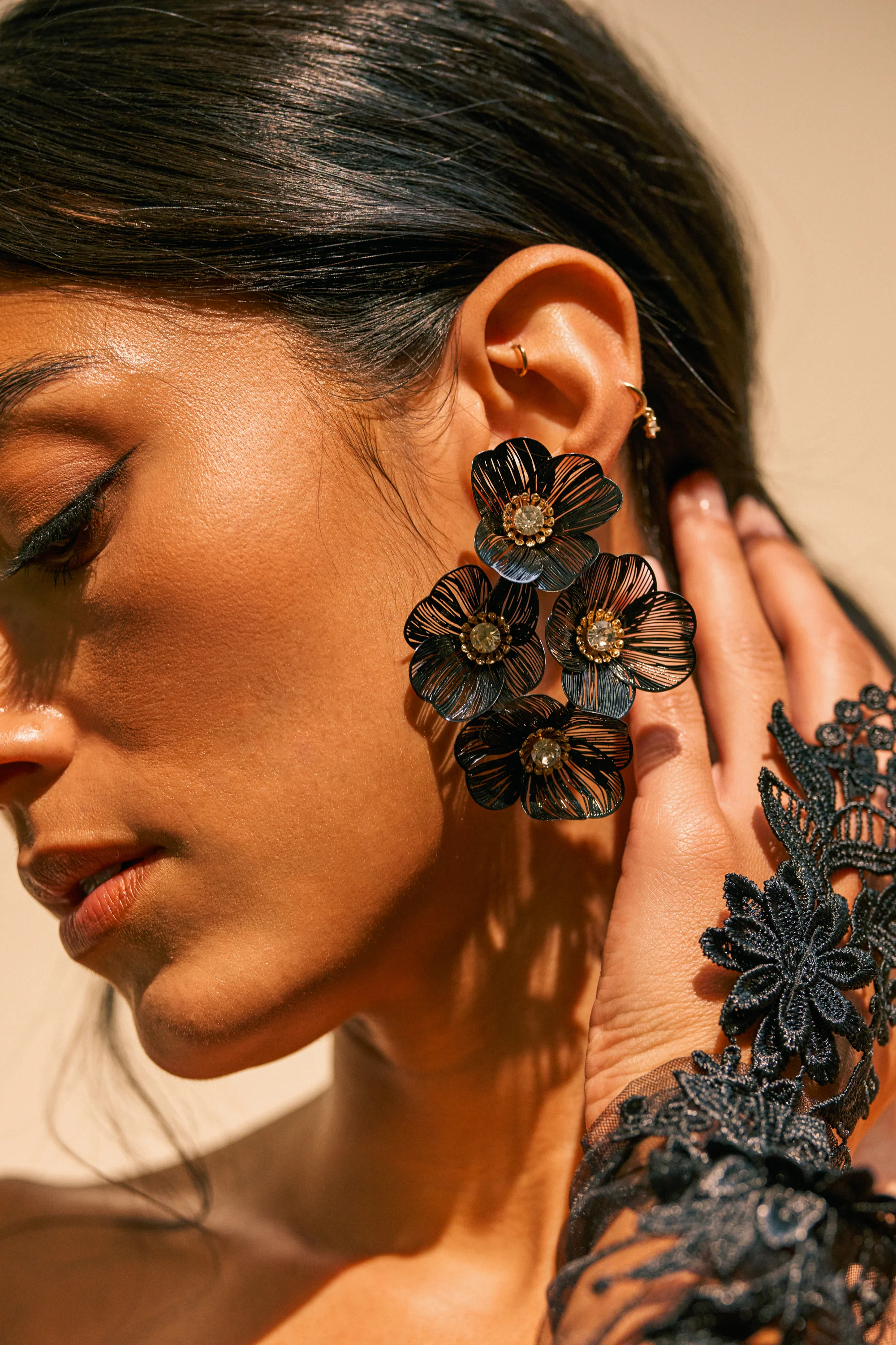 BLACK BLOSSOM DRAMA EARRINGS - Akira Store