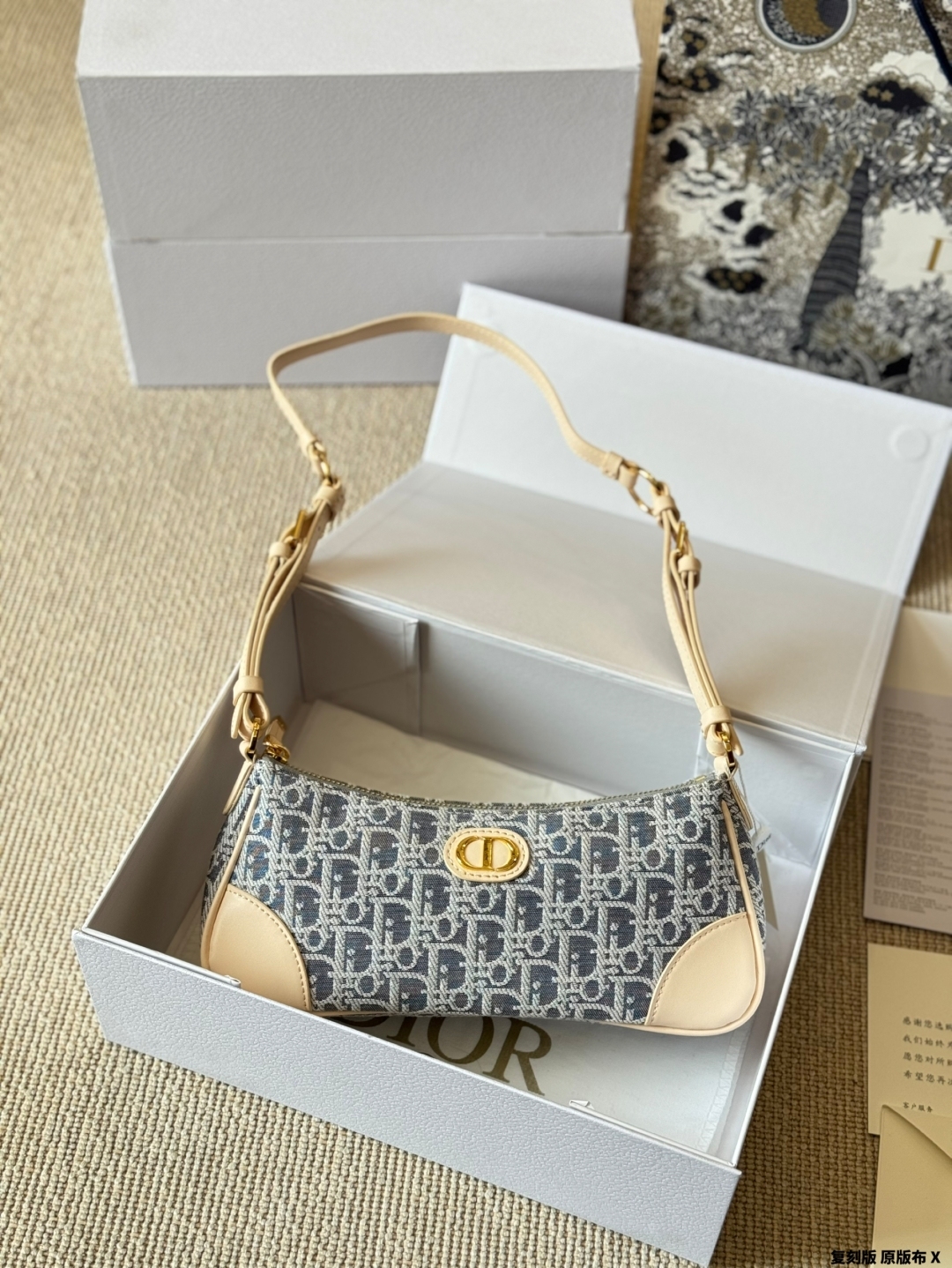 D new arrival Wanderlust hobo bag size: 26 cm