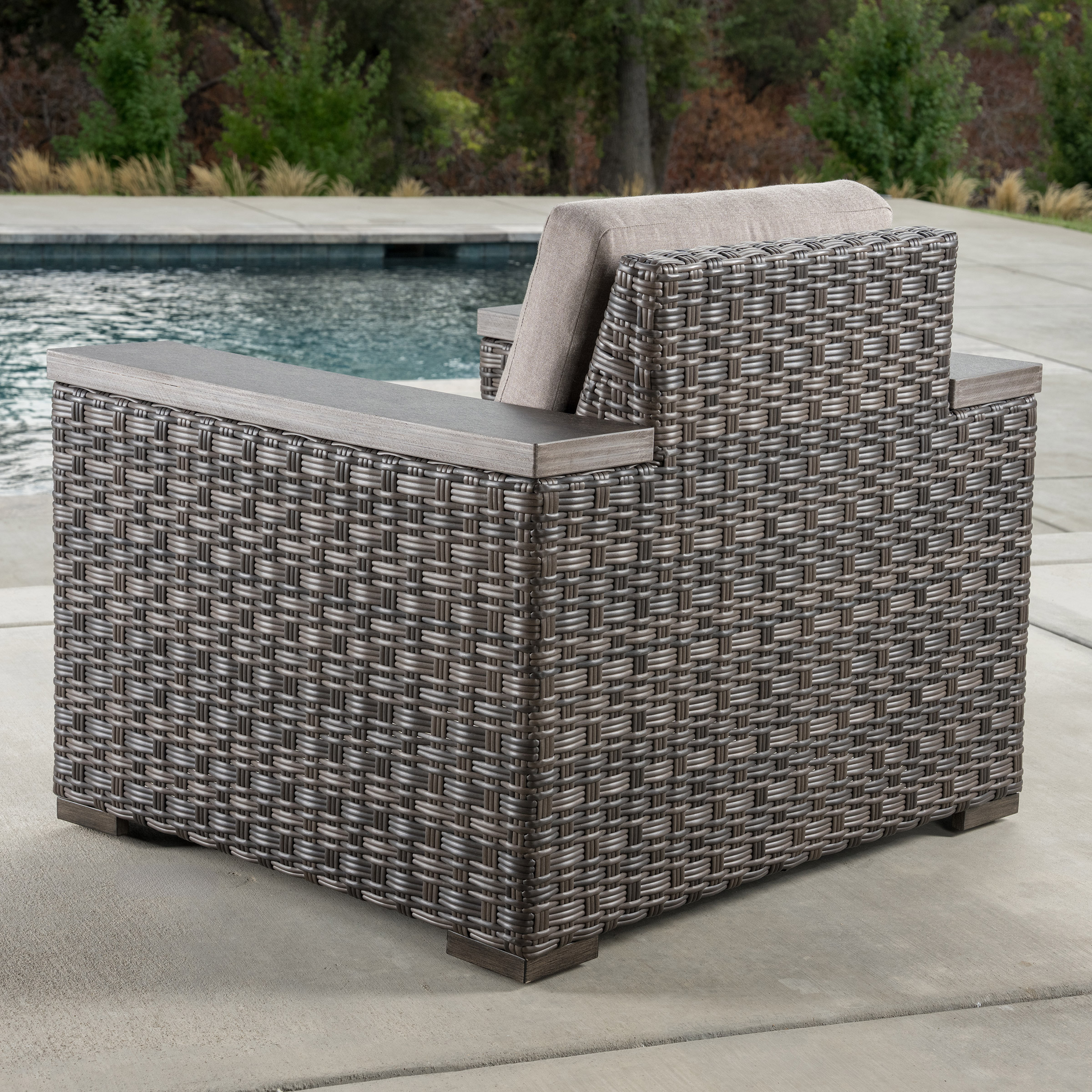 SunVilla Acadia XL 4-piece Outdoor Patio Seating Set