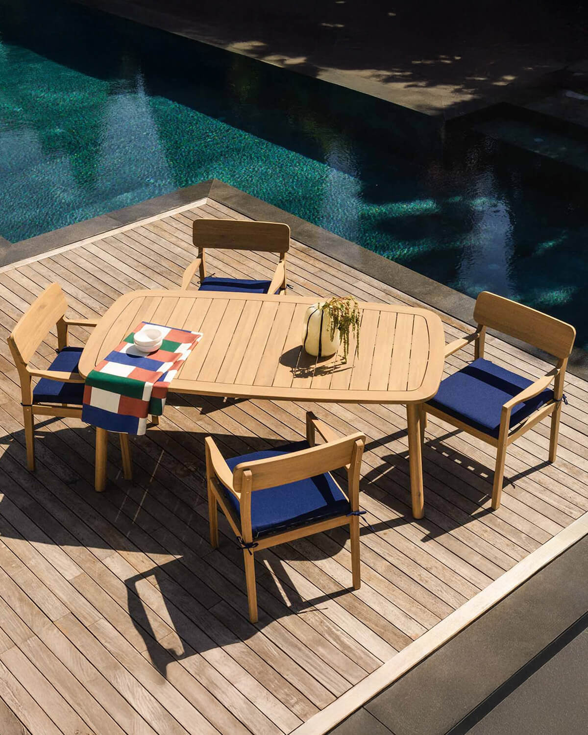 Marla - Set de Mesa Rectangular (180x100 cm) y 4 Sillas con Reposabrazos de Madera de Acacia de Exterior Marla