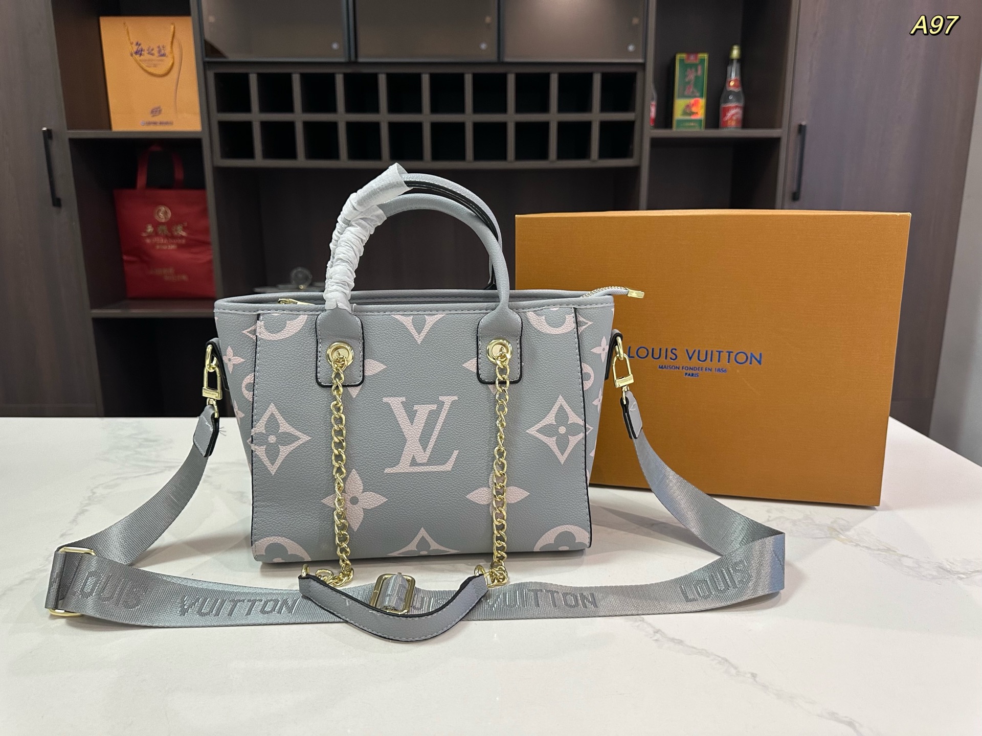 Louis new arrival tote bag size: 26*22cm cm