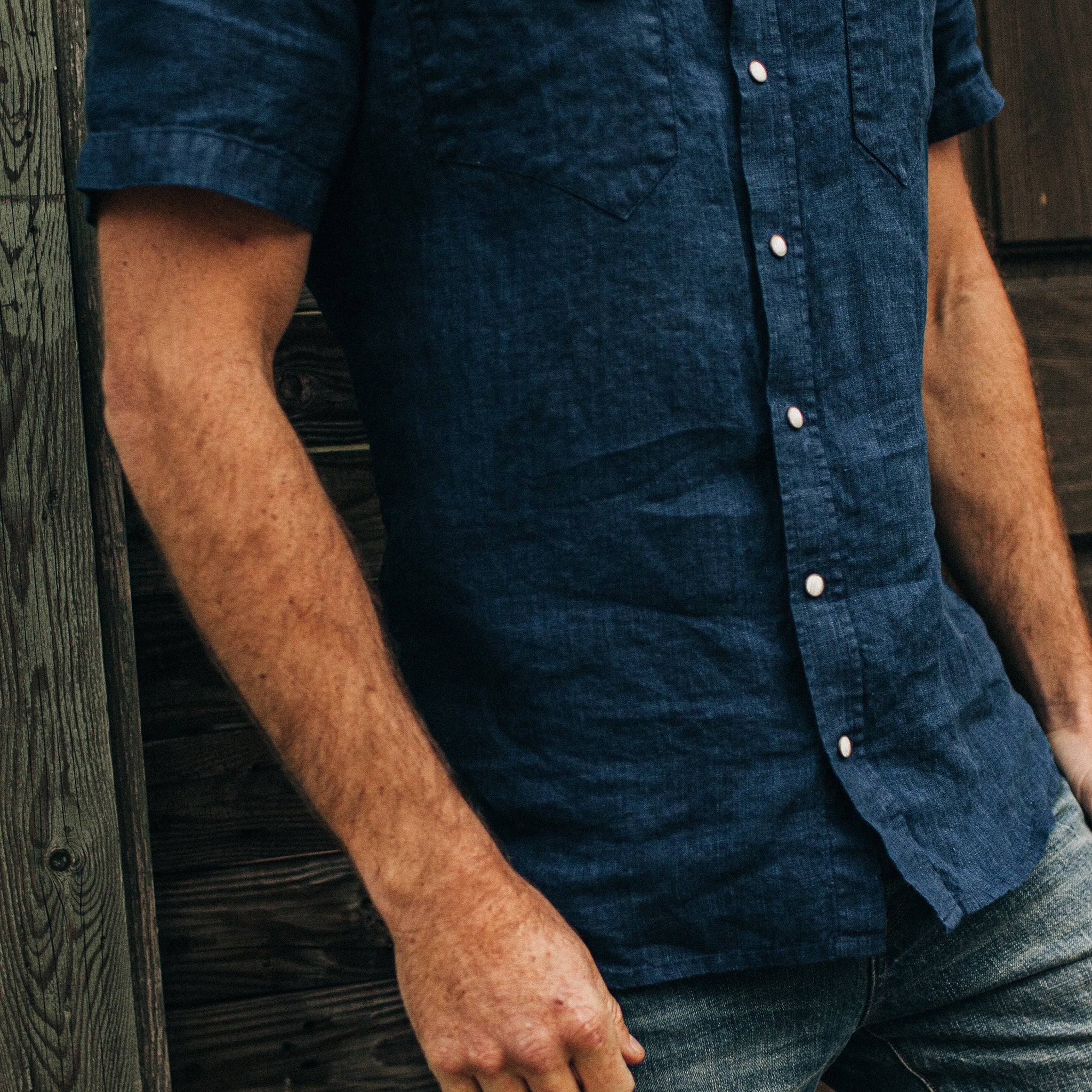 Le pull western à manches courtes en lin indigo