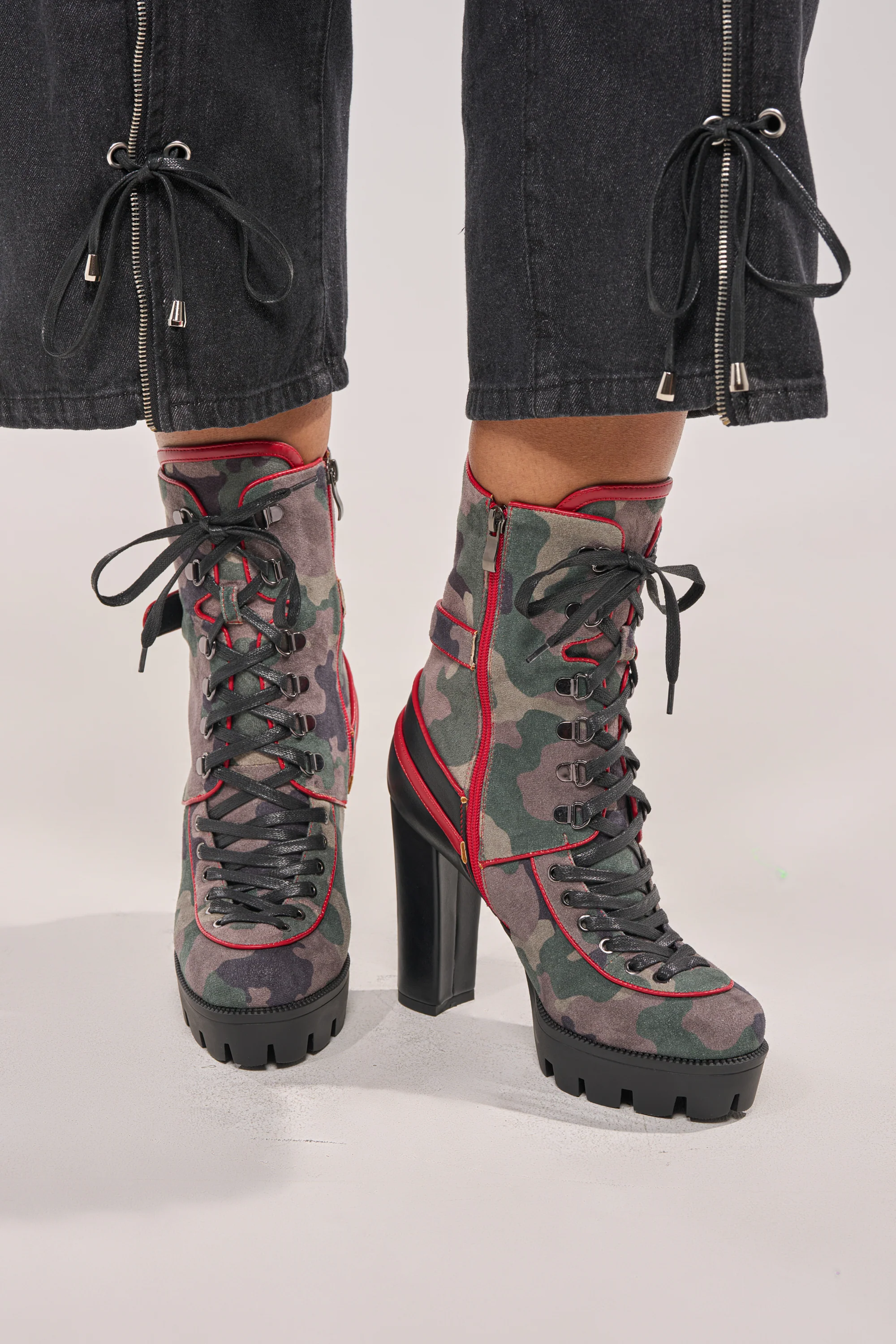 AZALEA WANG BENSON CAMO BLOCK SPORTY BOOTIE - Akira Store