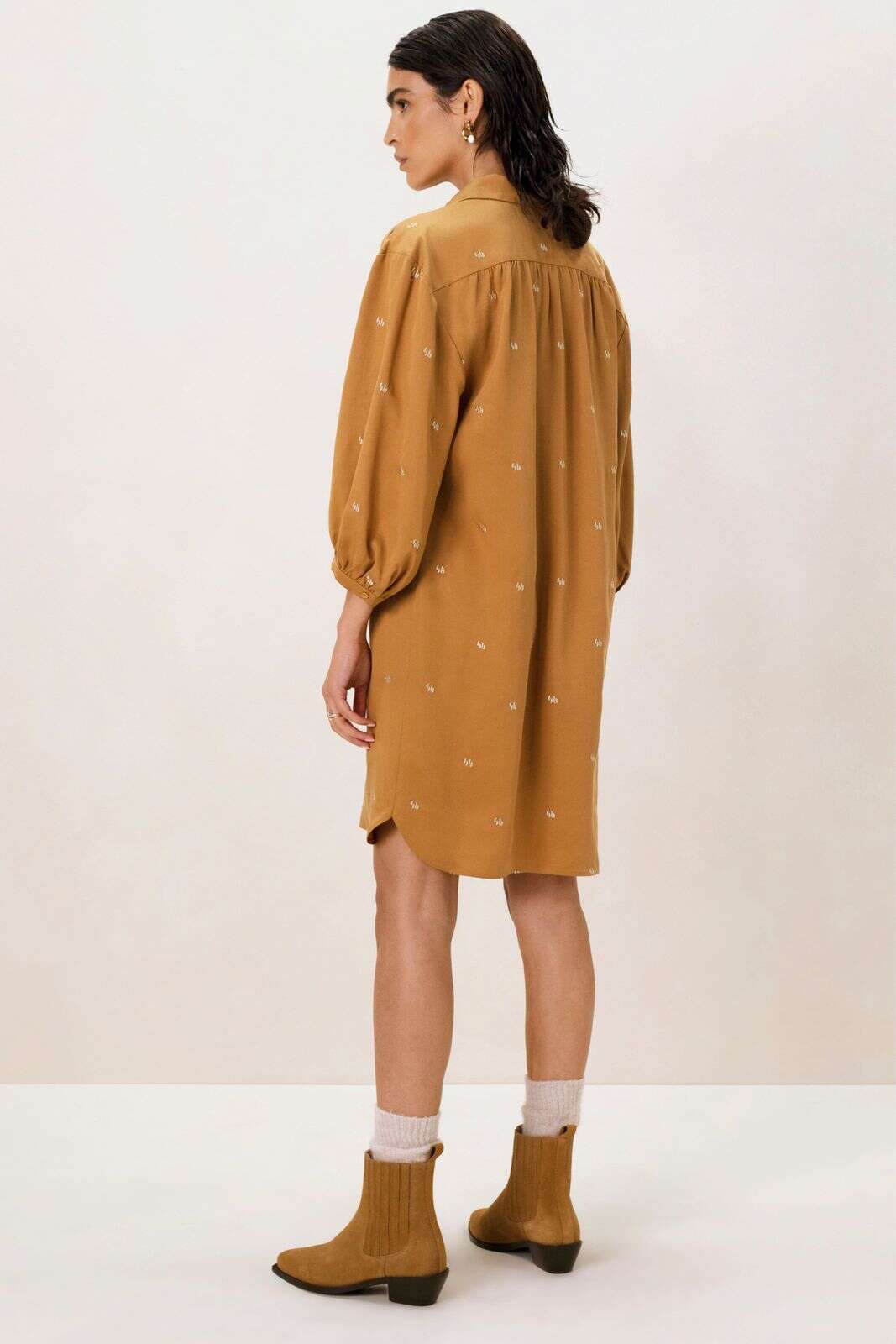 Bruine jurk met pofmouwen en embroidery