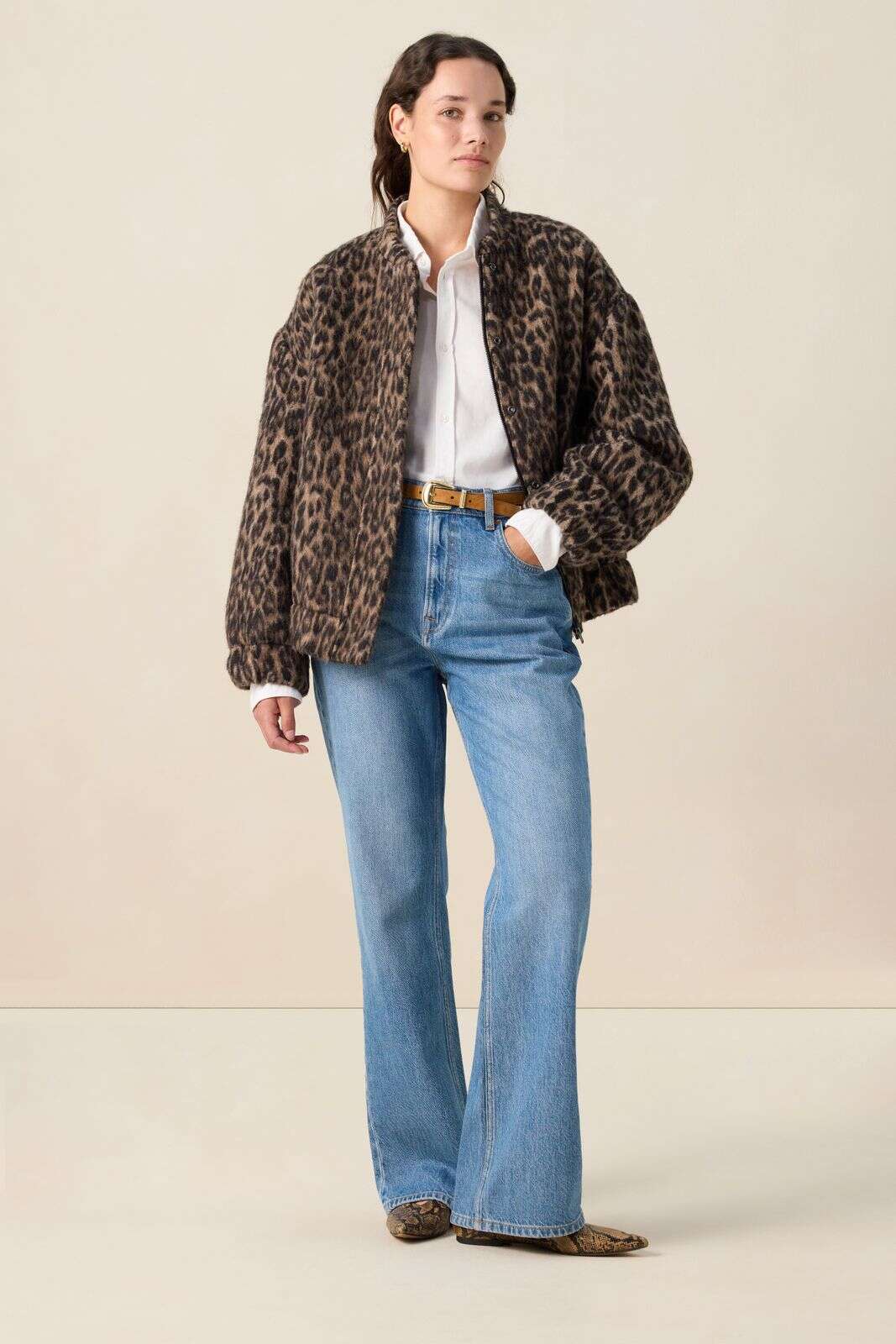 Bruine wollen boucl&eacute; jas met leopard print