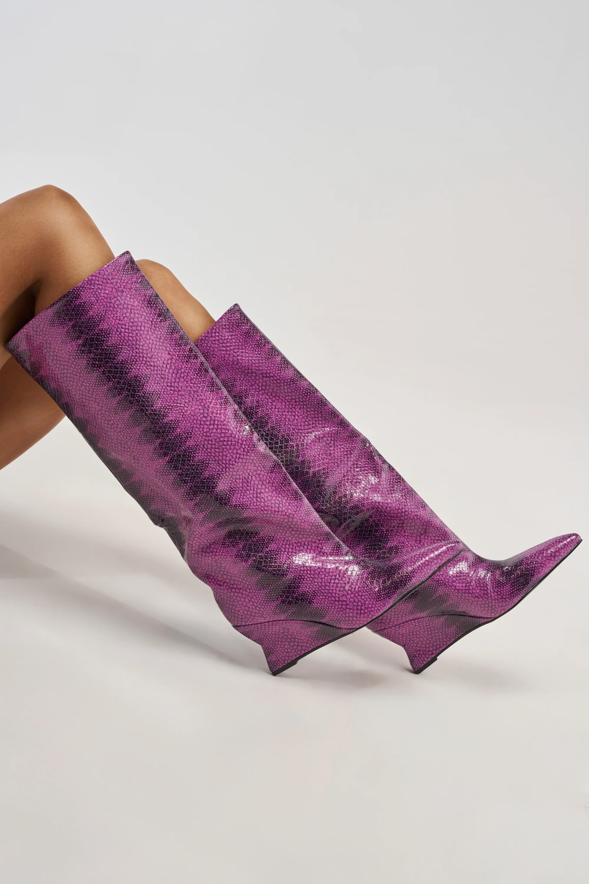 AZALEA WANG BRUN PURPLE SNAKE WEDGE BOOT - Akira Store