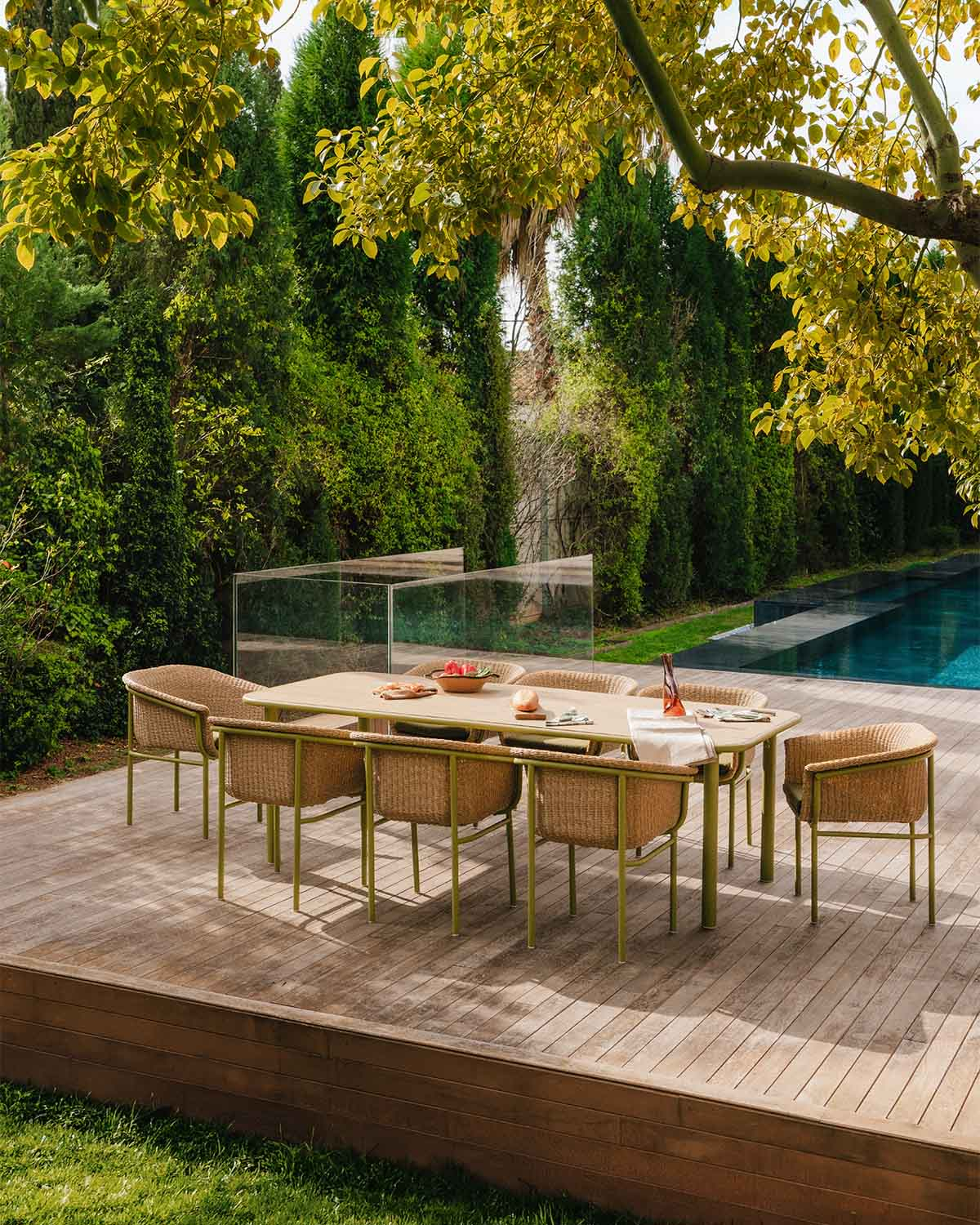 Caitlyn - Set de Mesa Rectangular (240x110 cm) y 8 Sillas de Madera de Acacia y Metal de Exterior Caitlyn