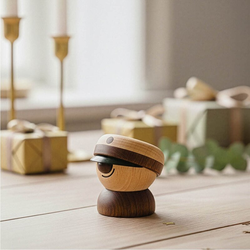 Student trefigur 4,5 cm gummitre/sapele/lønn