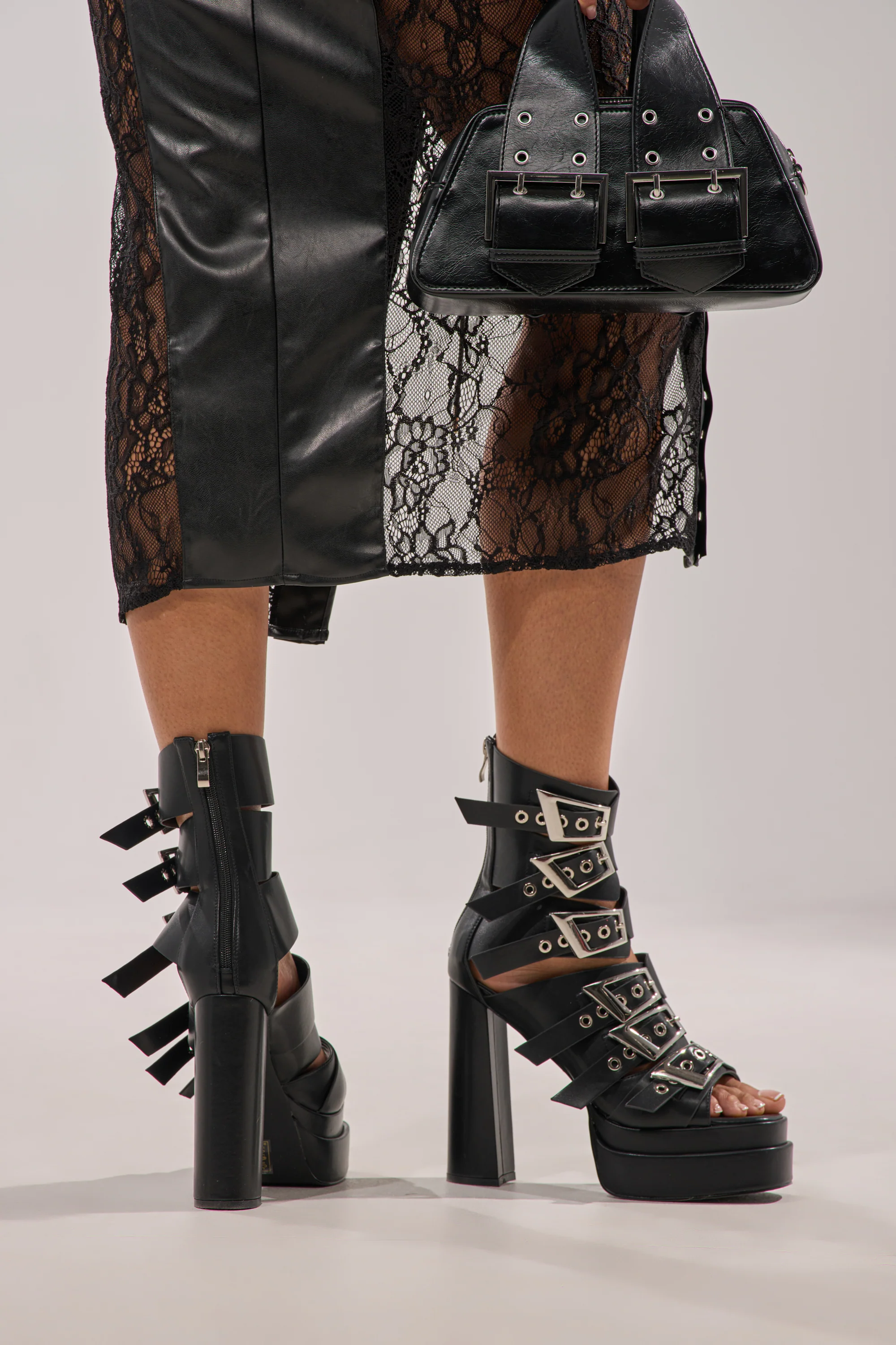 AKIRA GOLD ALBERIC BLACK CHUNKY PLATFORM SANDAL - Akira Store