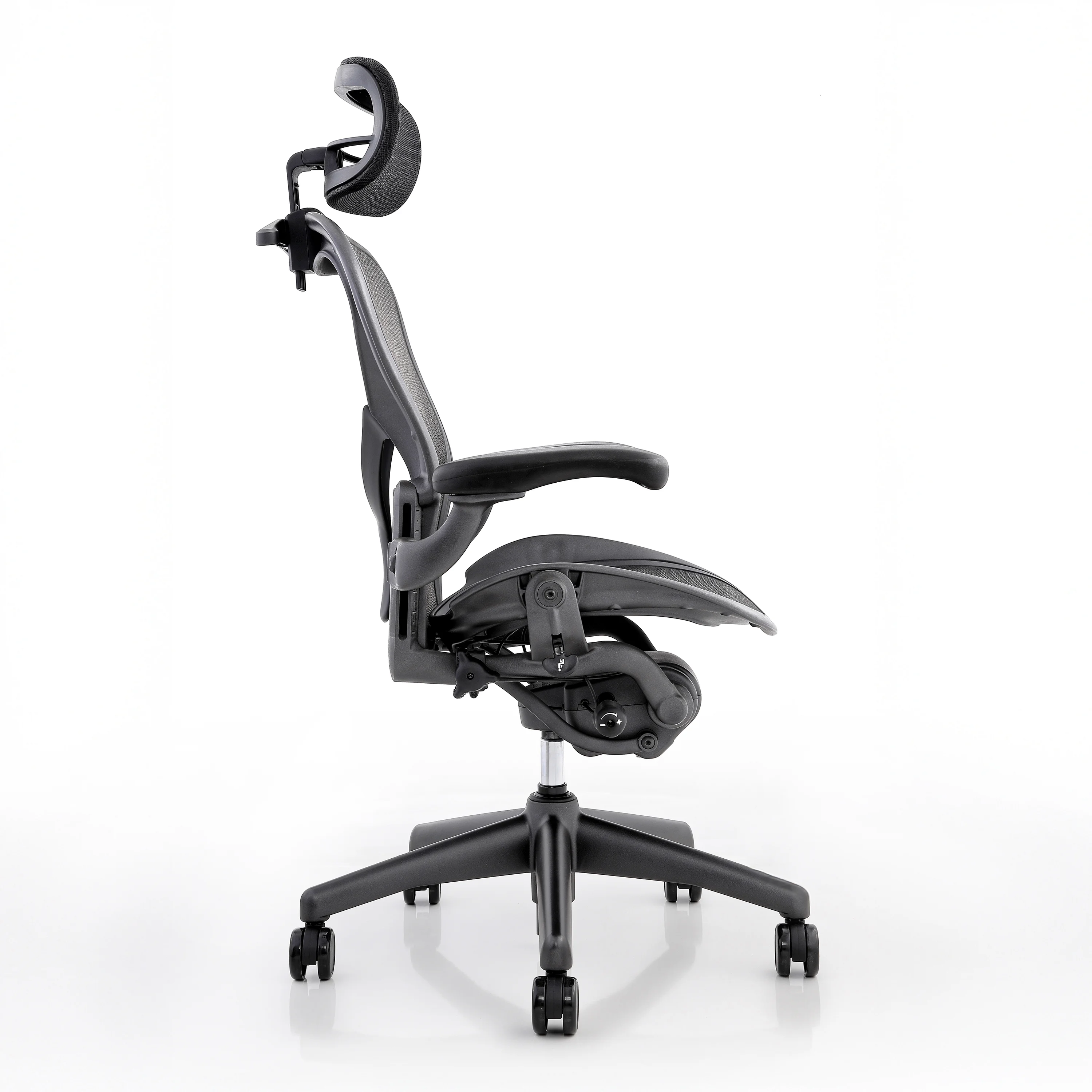 Herman Miller Aeron Chair Size B (𝙍𝙚𝙛𝙪𝙧𝙗𝙞𝙨𝙝𝙚𝙙)| Fully Adjustable Ergonomic Mesh Office Chair with Posture Fit Support, Tilt Limiter, and Roller Index Arm Adjustments with Headrest