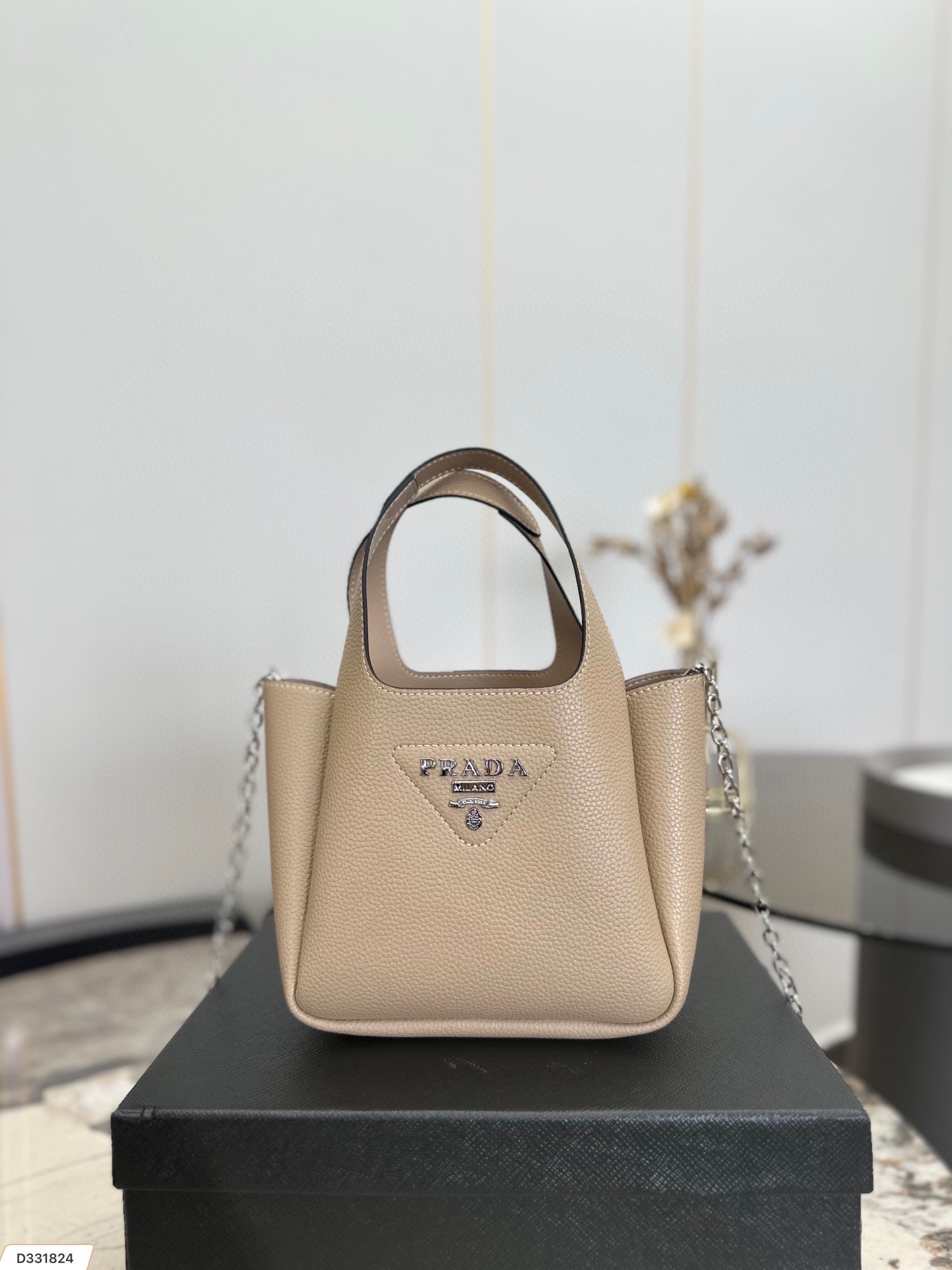 Pra new arrival tote bag size : 20.5 * 16 cm